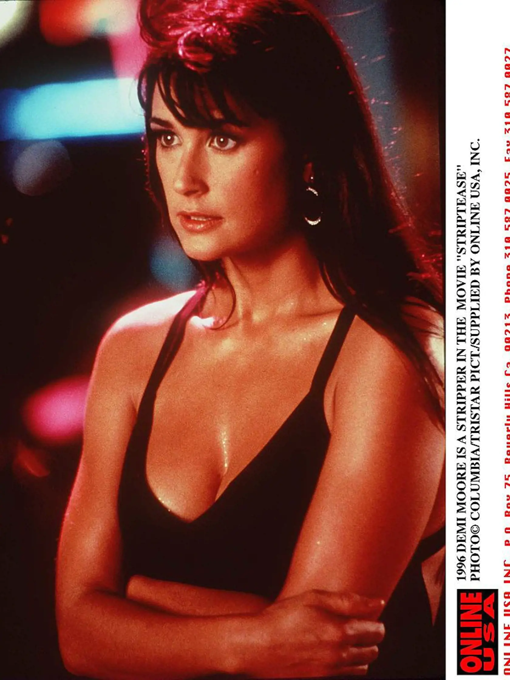 Herečka Demi Moore vzdoruje času a vyzerá o dekády mladšie, ako je. Oproti minulosti vyzerá ako socha a lícne kosti má oveľa výraznejšie, tvár vyzerá pevnejšie a zdvihnutejšie.