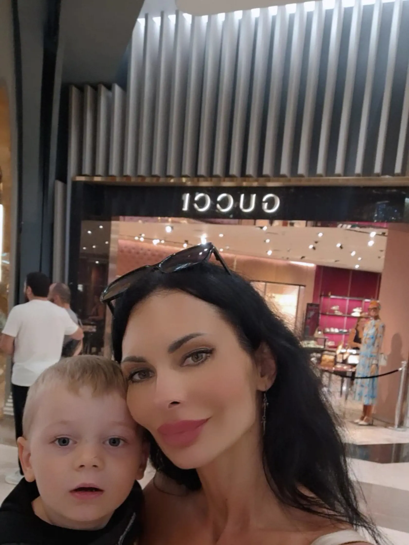 Sexi mamina Mirka Jakubisová sa pochválila fotkami z exotického Dubaja, kde odletela spolu so synom Markusom (3), dvomi dcérami z predchádzajúceho vzťahu, a spoločnosť im robil aj predseda parlamentu Kollár.