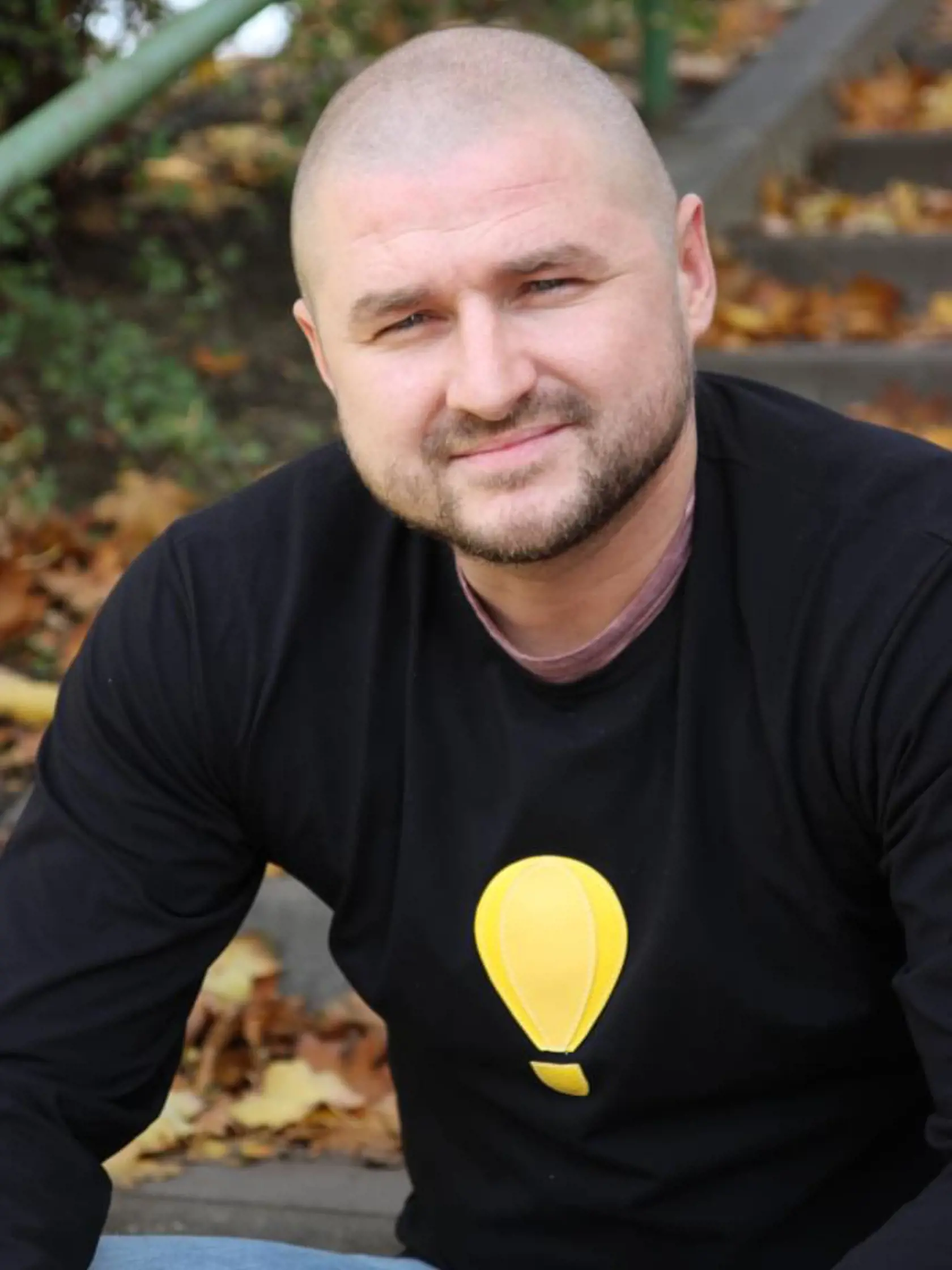 Čestmír Horký, riaditeľ Nadačného fondu pomoci a zakladateľ projektu znesnáze21. Na Univerzite Hradec Králové absolvoval odbor sociálnej práce a sociálna politika. Ako riaditeľ Nadačného fondu pomoci pôsobí od roku 2012. V roku 2020 spolu s Karlom Janečkom spustil darcovskú platformu znesnáze21. Spoluzaložil a niekoľko rokov riadil neziskovú spoločnosť Aufori. Dnes v nej pôsobí ako konzultant. Je ženatý, má dve deti.