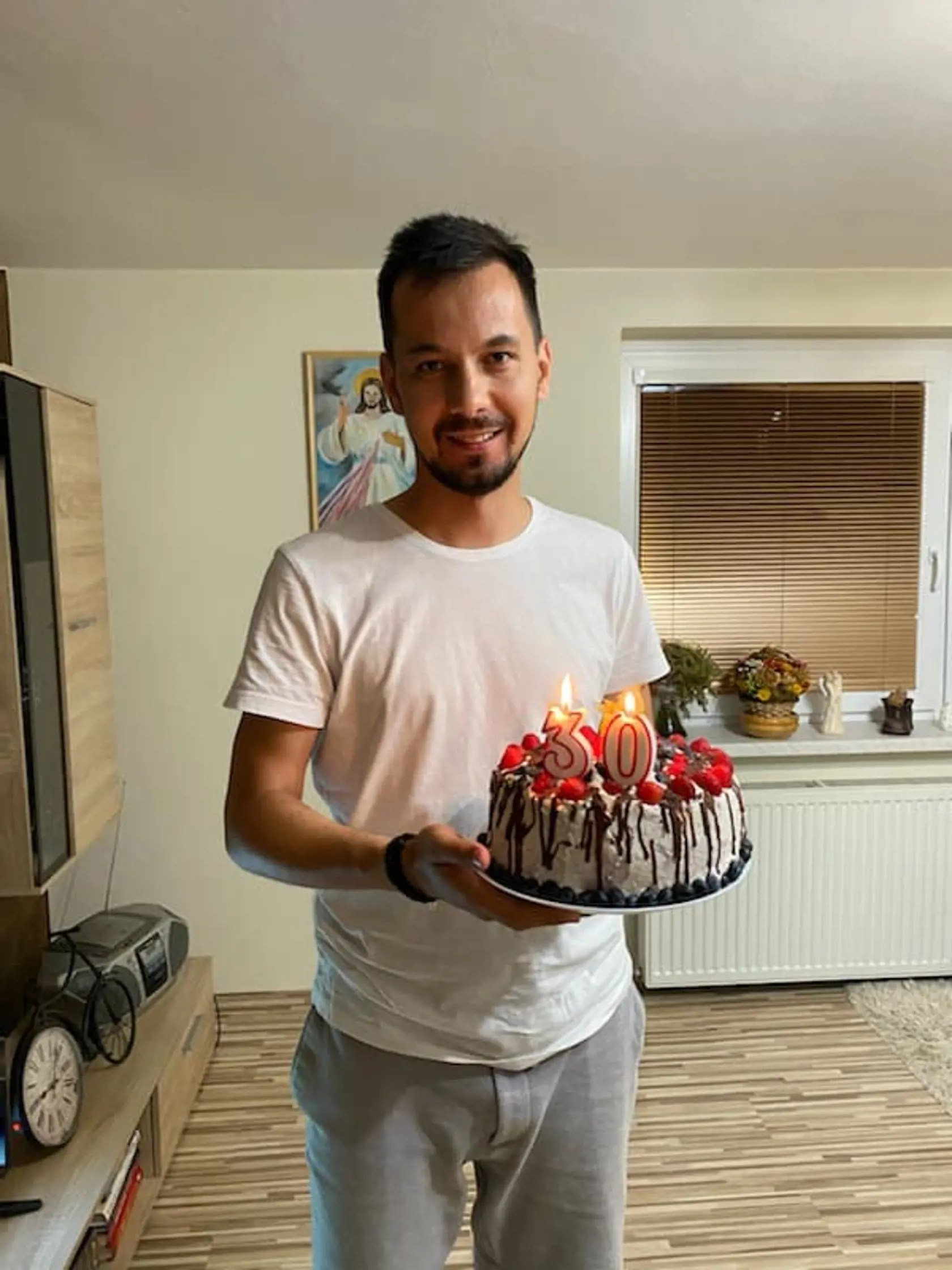 Mama mladému politikovi Jurajovi Šeligovi napiekla tortu.