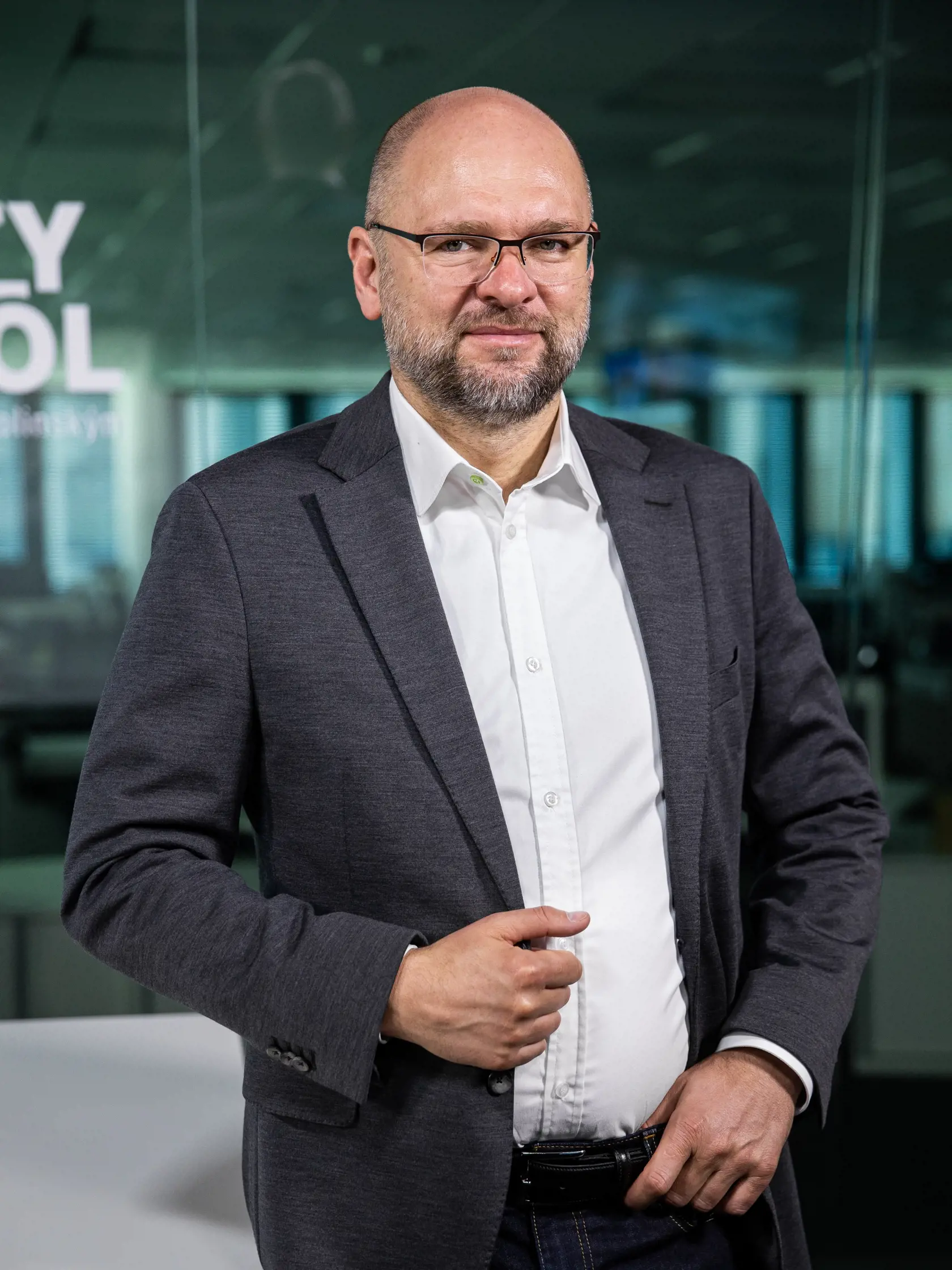 Ministerstvo zároveň podľa stanoviska pracuje aj na druhej časti riešenia, ktorá zabezpečí zachovanie ceny elektriny pre domácnosti na úrovni z roku 2022 aj pre roky 2023 a 2024.