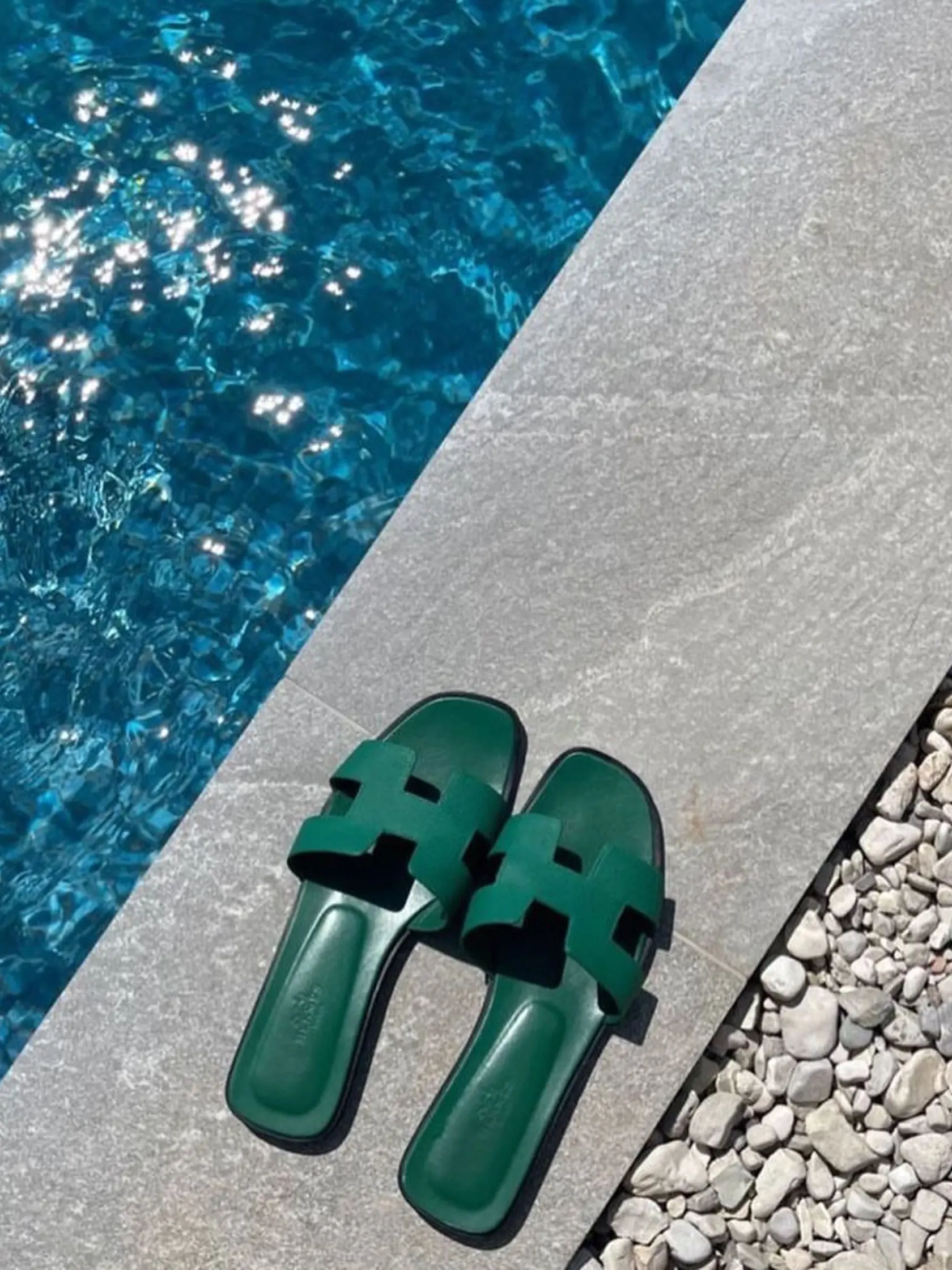 Laura si od známej francúzskej luxusnej značky Hermès zaobstarala šľapky v cene okolo 1 100 eur.