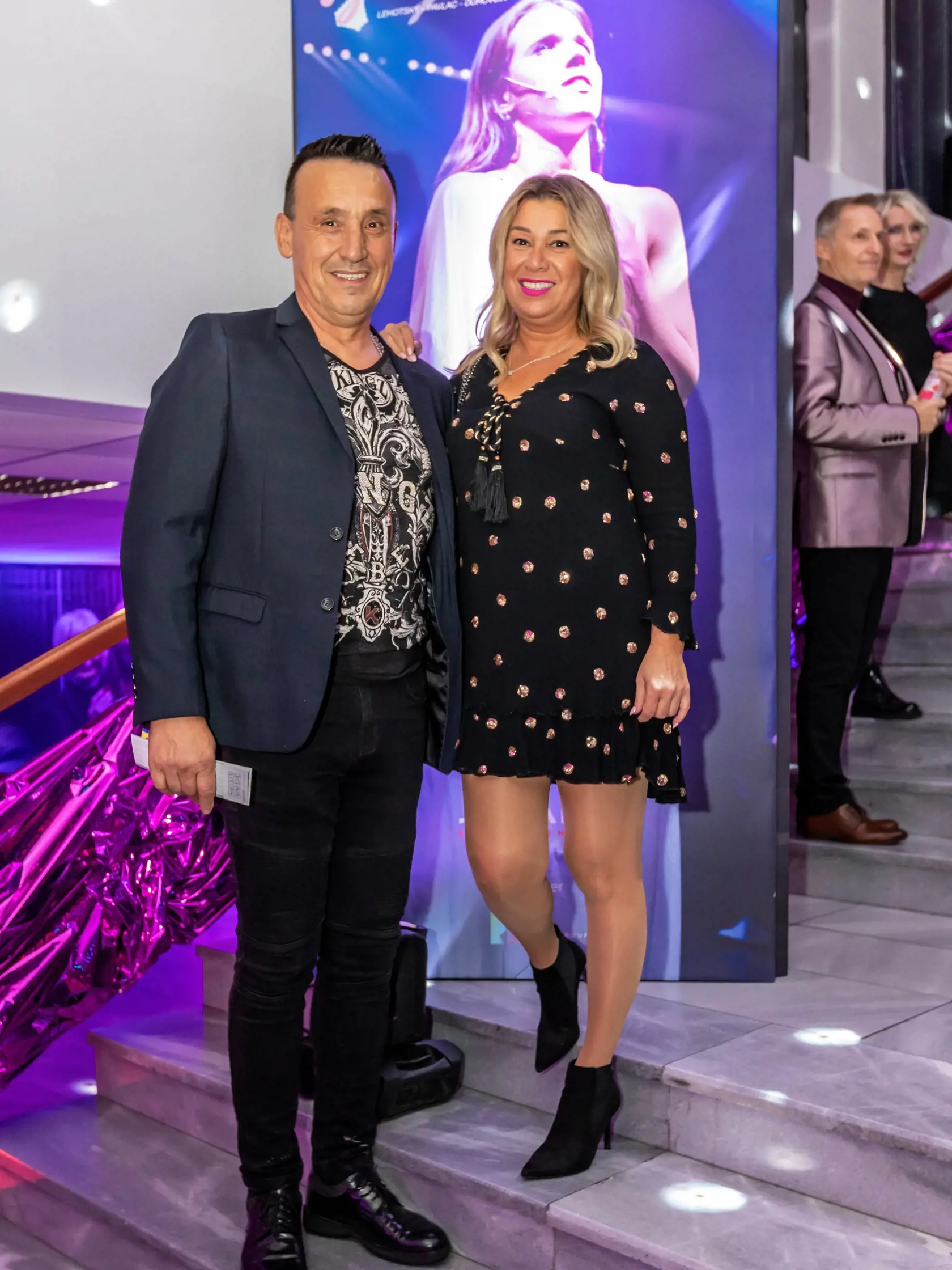 V Iuvente sa konala premiéra muzikálu Vyznanie. Na snímke je spevák Pavel Drapák s manželkou. 