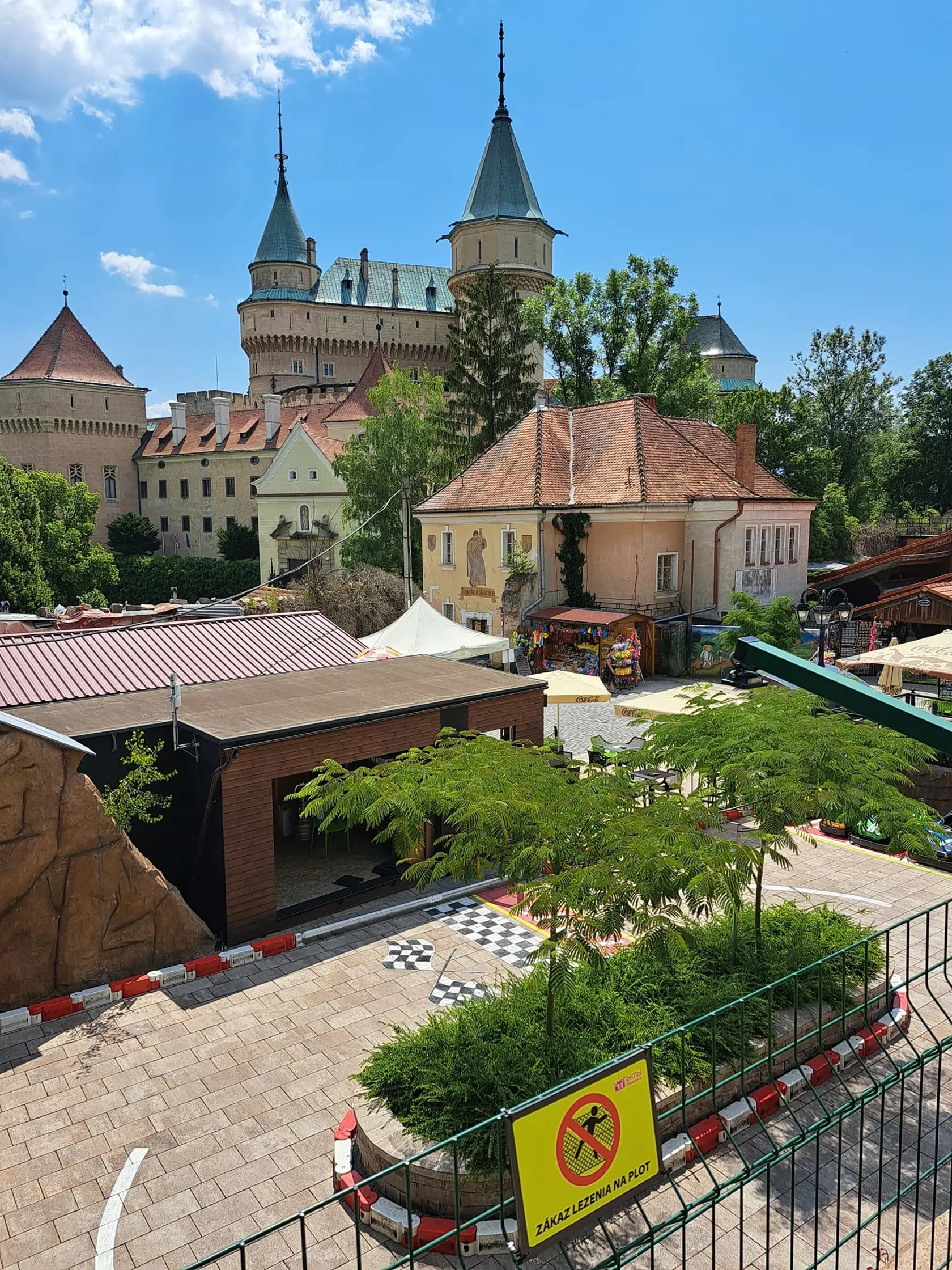 Pribudnú tu ďalšie zaujímavosti a hlavne veľa zelene. Aktuálne tu na deti čaká nadrozmerný drakoslimák, veverička, nedefinovateľná šmýkačka a rovnako nechýbajú ani predimenzované muchotrávky a pod nimi tzv. tulivaky, kde si môžete oddýchnuť.