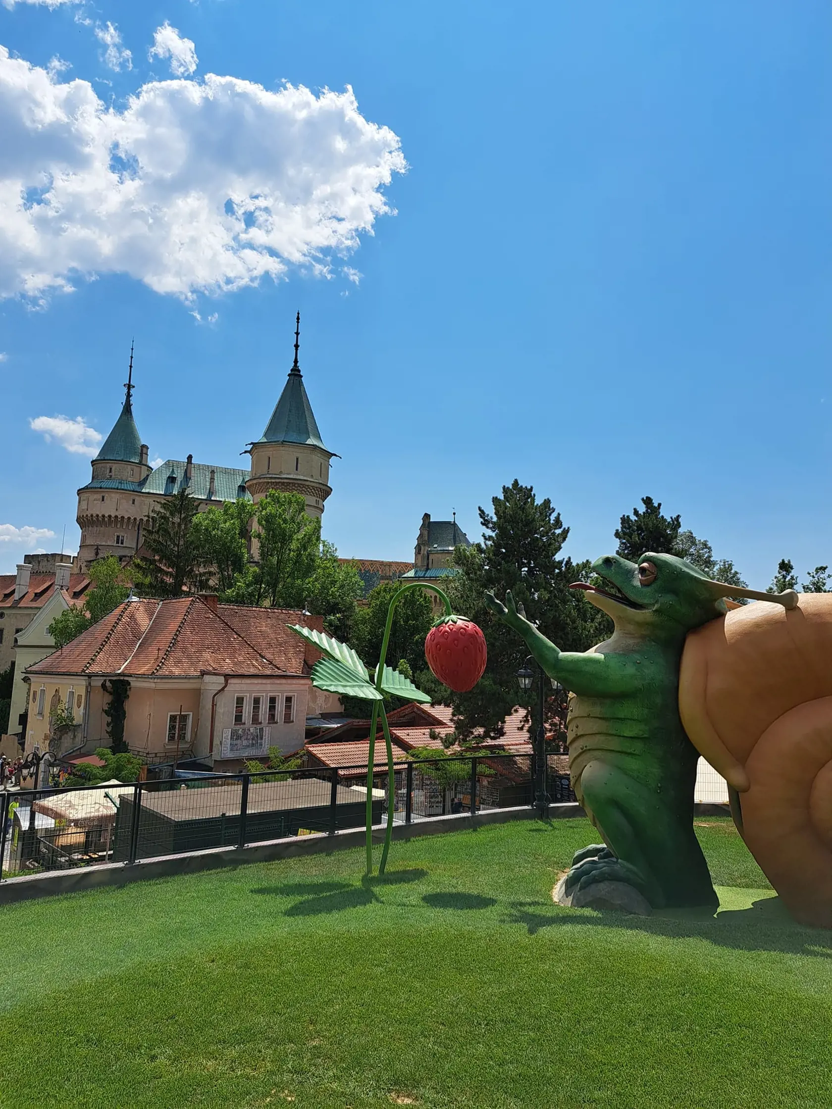 Len kúsok od Bojnického zámku nájdeme neobvyklé detské ihrisko, na ktorom sa nachádzajú nadrozmerné zvieratá, ktoré podľa mnohých nezapadajú historického prostredia.