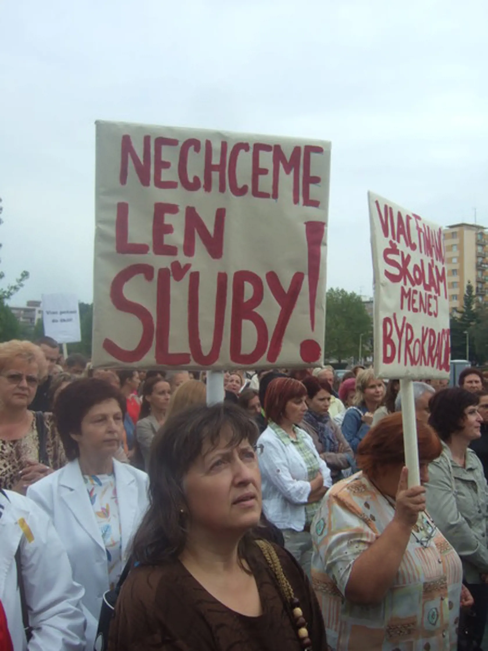 FOTO: Na námestí republiky v Lučenci štrajkovalo asi 700 učiteľov.