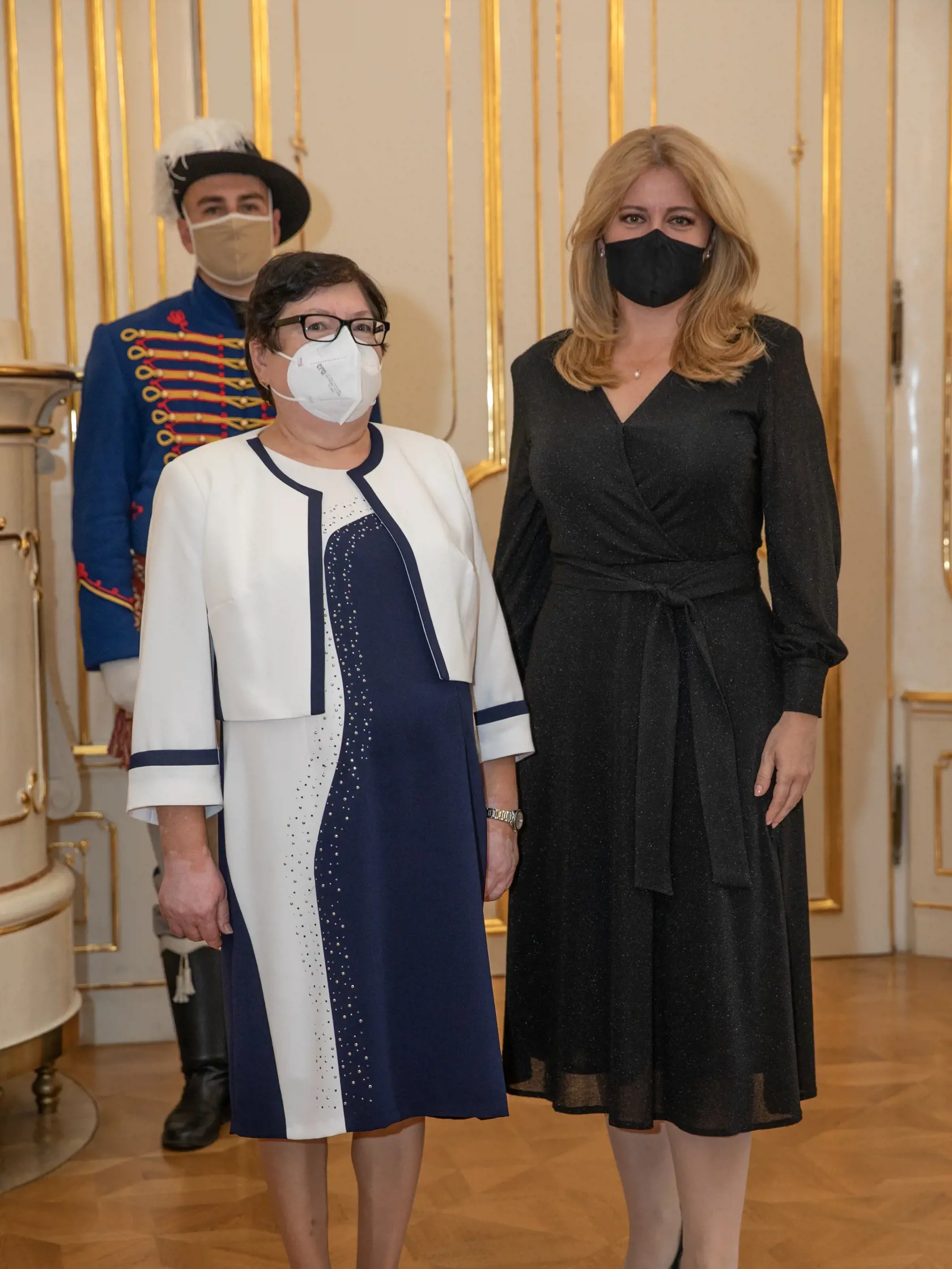 Na snímke je  zdravotná sestra Alena Dömötörová s presidentkou SR Zuzanou Čaputovou.
