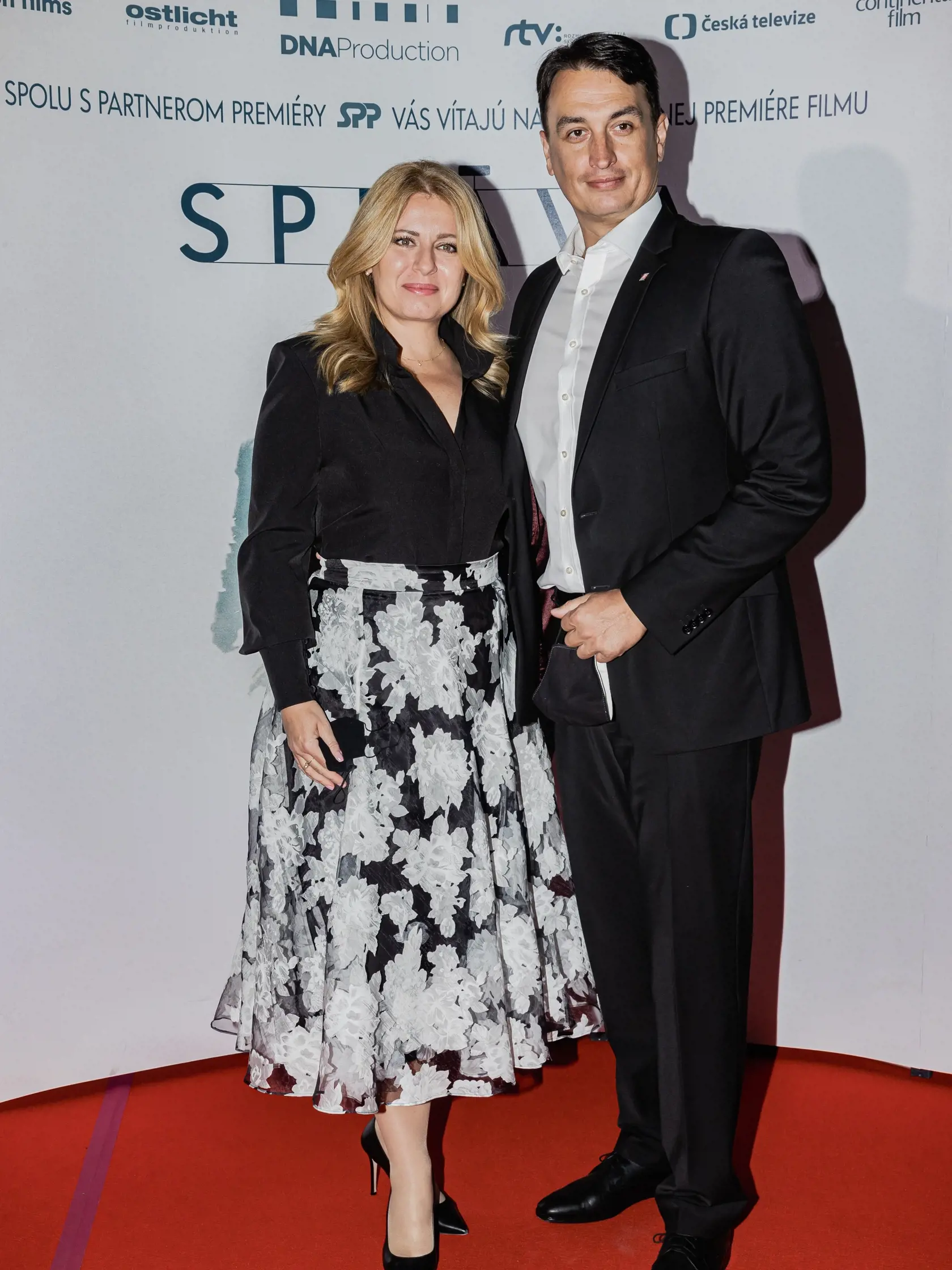Na snímke prezidentka Zuzana Čaputová s partnerom Jurajom Rizmanom prichádzajú na premiéru filmu Petra Bebjaka, Správa.