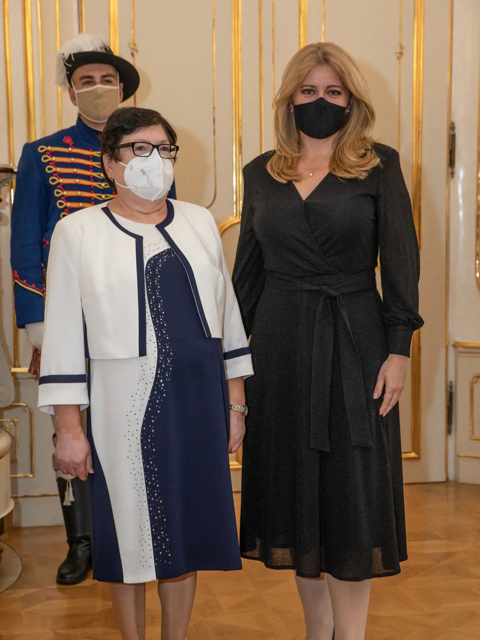 Na snímke je  zdravotná sestra Alena Dömötörová s presidentkou SR Zuzanou Čaputovou.