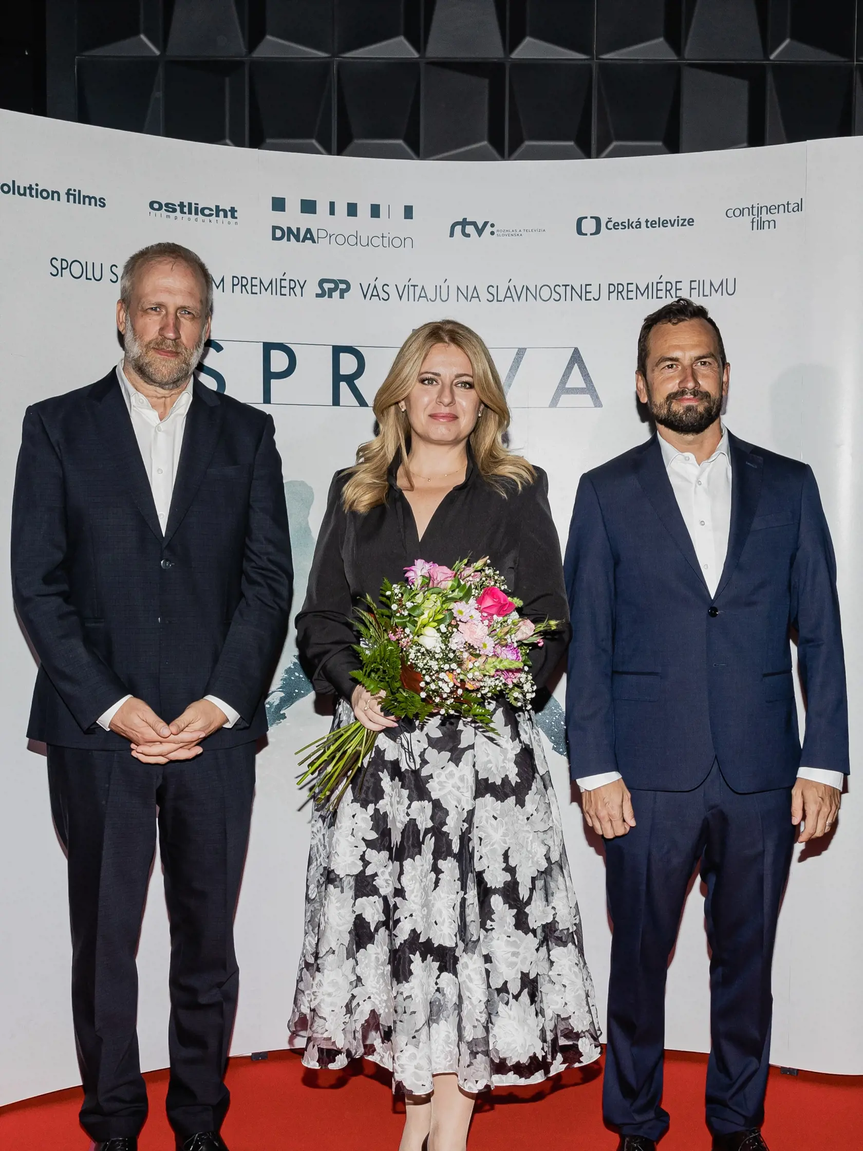 Na snímke režisér Peter Bebjak, prezidentka Zuzana Čaputová a producent Rastislav Šesták prichádzajú na premiéru filmu Petra Bebjaka, Správa.