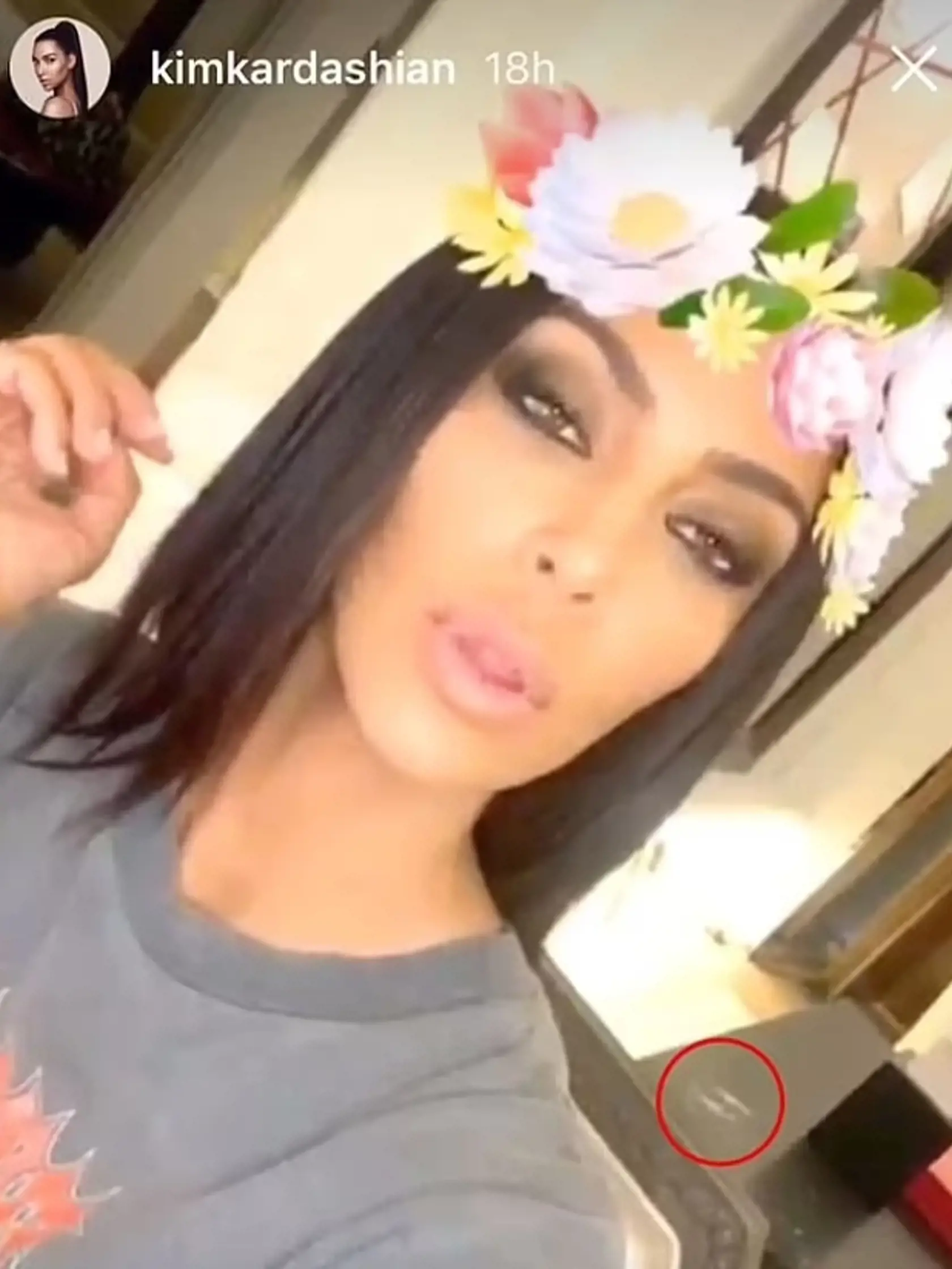 Kim Kardashian musela v roku 2017 vysvetľovať dve biele čiary na čiernom stole, ktoré nápadne pripomínali kokaín. Obvinenia boli natoľko výrazné, že Kim im musela venovať špeciálny post a vysvetliť, že nejde o žiadne „kokaínové lajny“, ale vzor na mramorovom podklade.