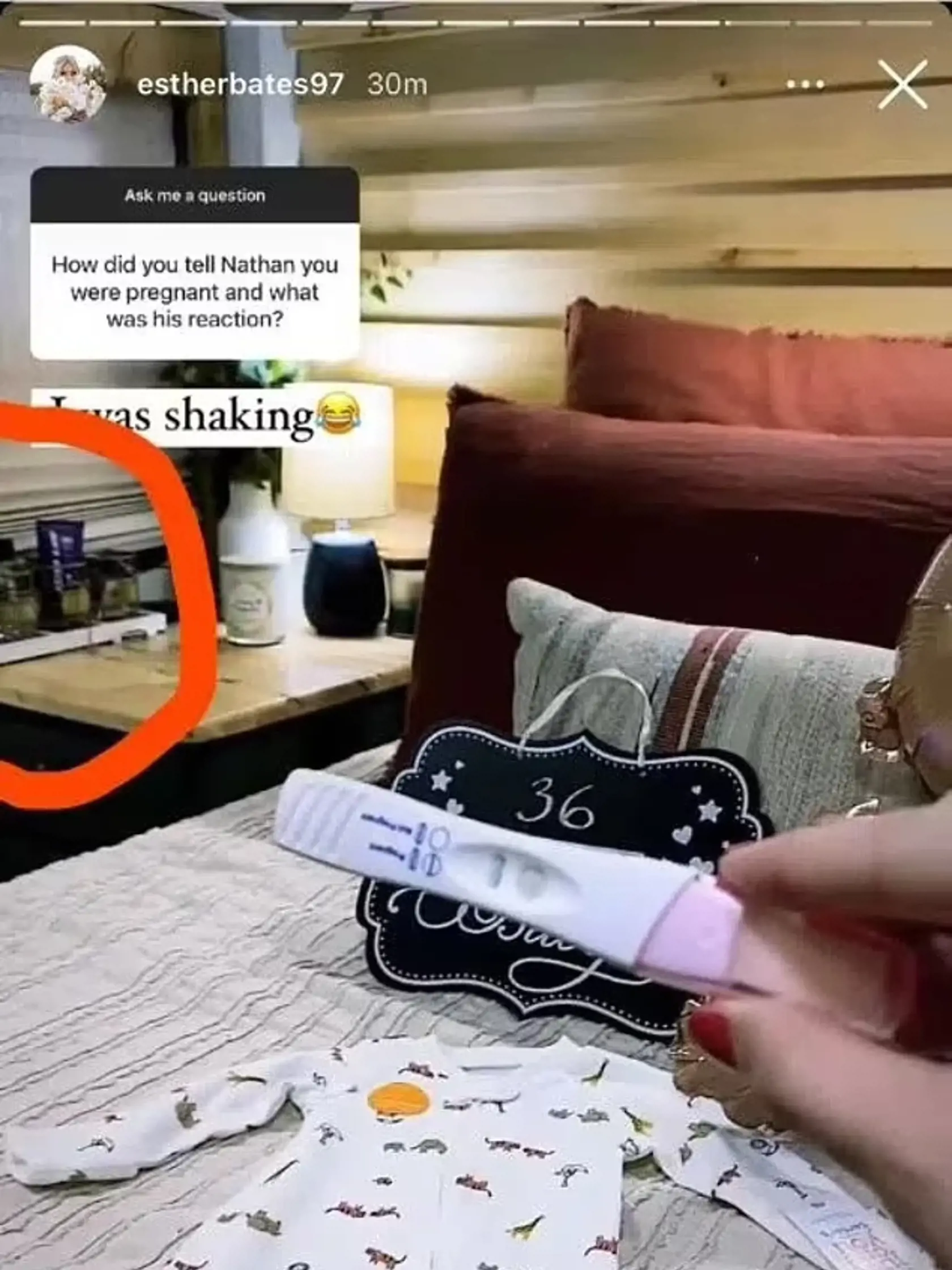 Známa kráska Esther Bates sa minulý rok na sociálnych sieťach pochválila fotkou pozitívneho tehotenského testu a detského „bodíčka“. Správa bola jasná: spolu s manželom Nathanom čakajú dieťa! Akosi si však neuvedomila, že v pozadí sa im na stole váľajú tuby s lubrikačným gélom.