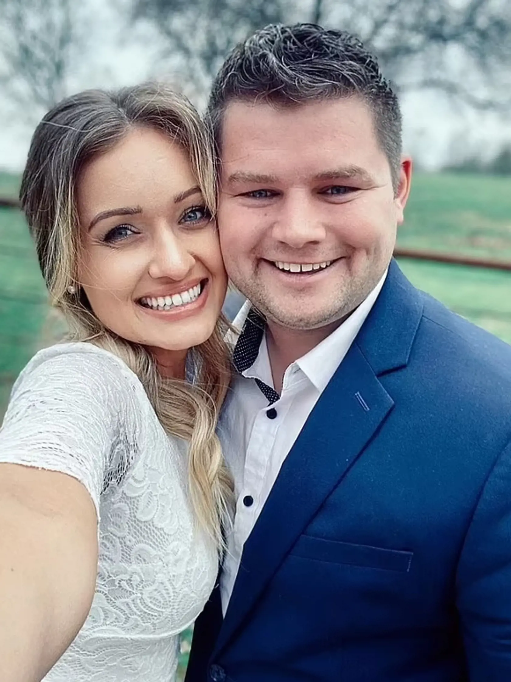 Známa kráska Esther Bates sa minulý rok na sociálnych sieťach pochválila fotkou pozitívneho tehotenského testu a detského „bodíčka“. Správa bola jasná: spolu s manželom Nathanom čakajú dieťa! Akosi si však neuvedomila, že v pozadí sa im na stole váľajú tuby s lubrikačným gélom.
