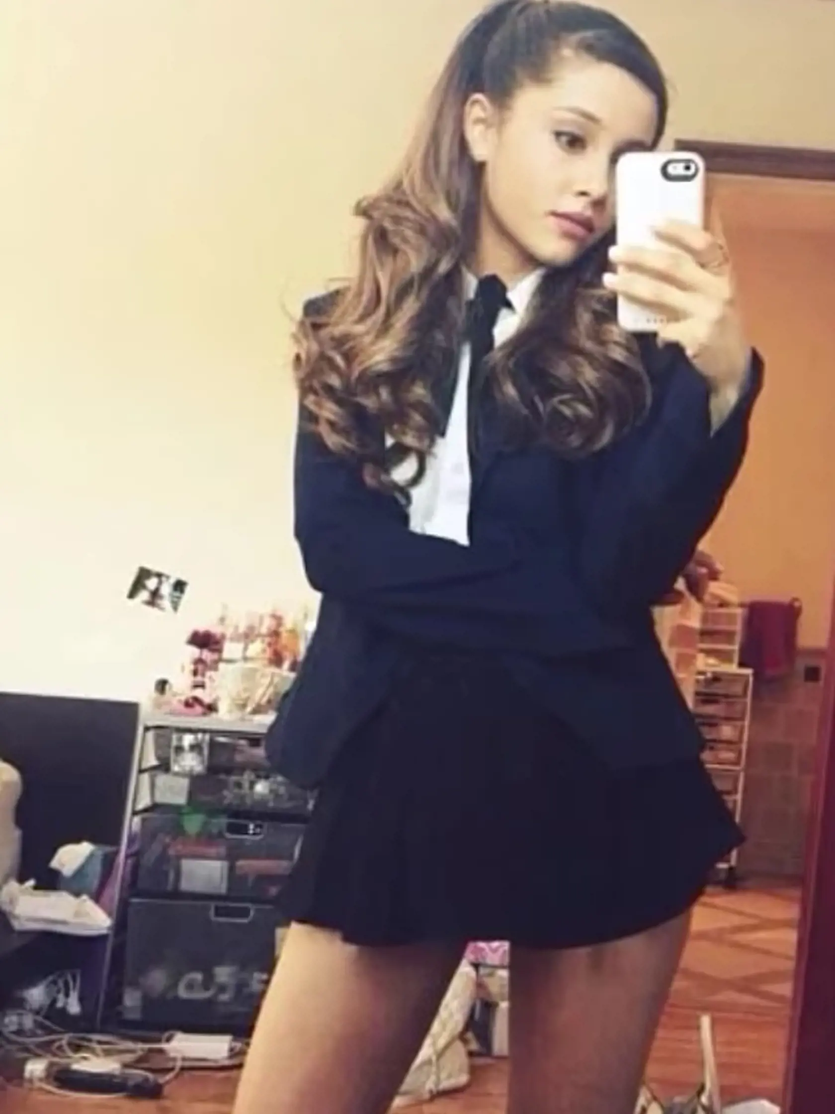 Speváčka Ariana Grande (30) v minulosti zverejnila selfie v krátkej sukničke, pričom v pozadí na zemi sa váľalo niečo, čo značne pripomínalo vibrátor. Ariana musela neskôr tieto domnienky dementovať tvrdením, že išlo o mikrofón a žiadnu erotickú hračku.