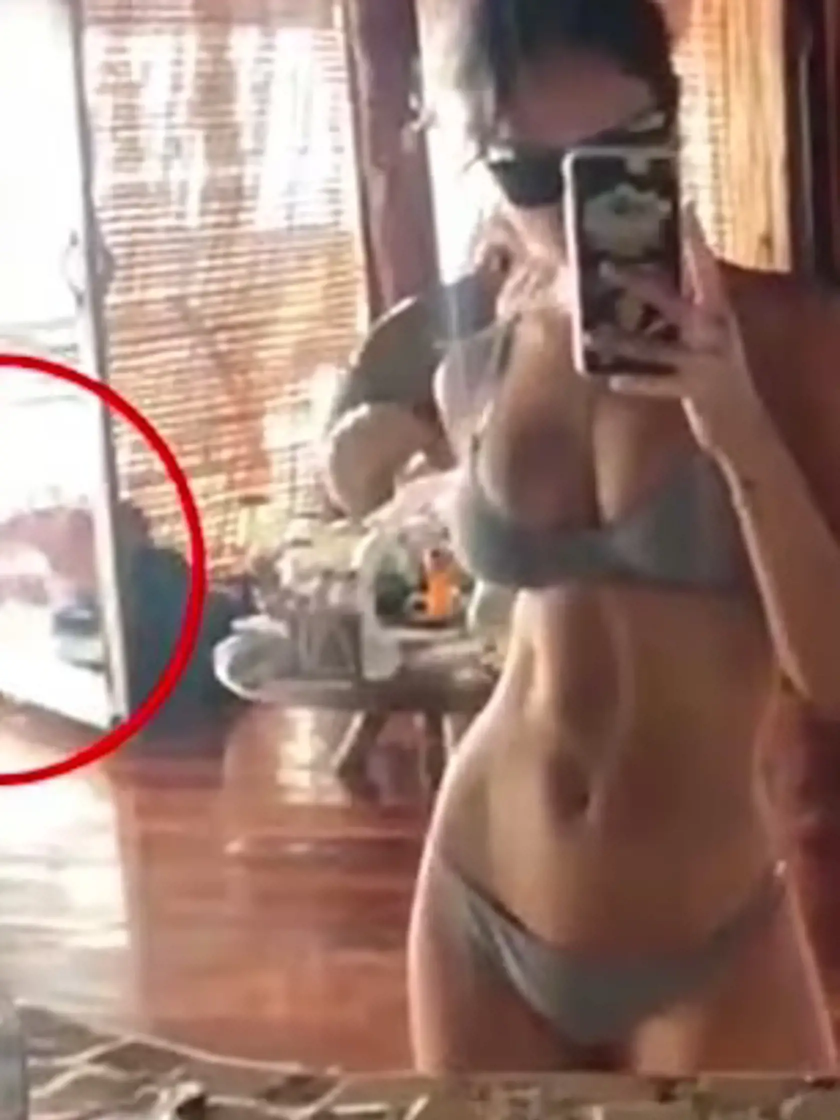 Herečka Eiza Gonzalez v roku 2018 zverejnila krátke video z dovolenky, no neuvedomila si, že v pozadí vidno jej vtedajšieho partnera Josha Duhamela, ako si práve vyzlieka plavky.