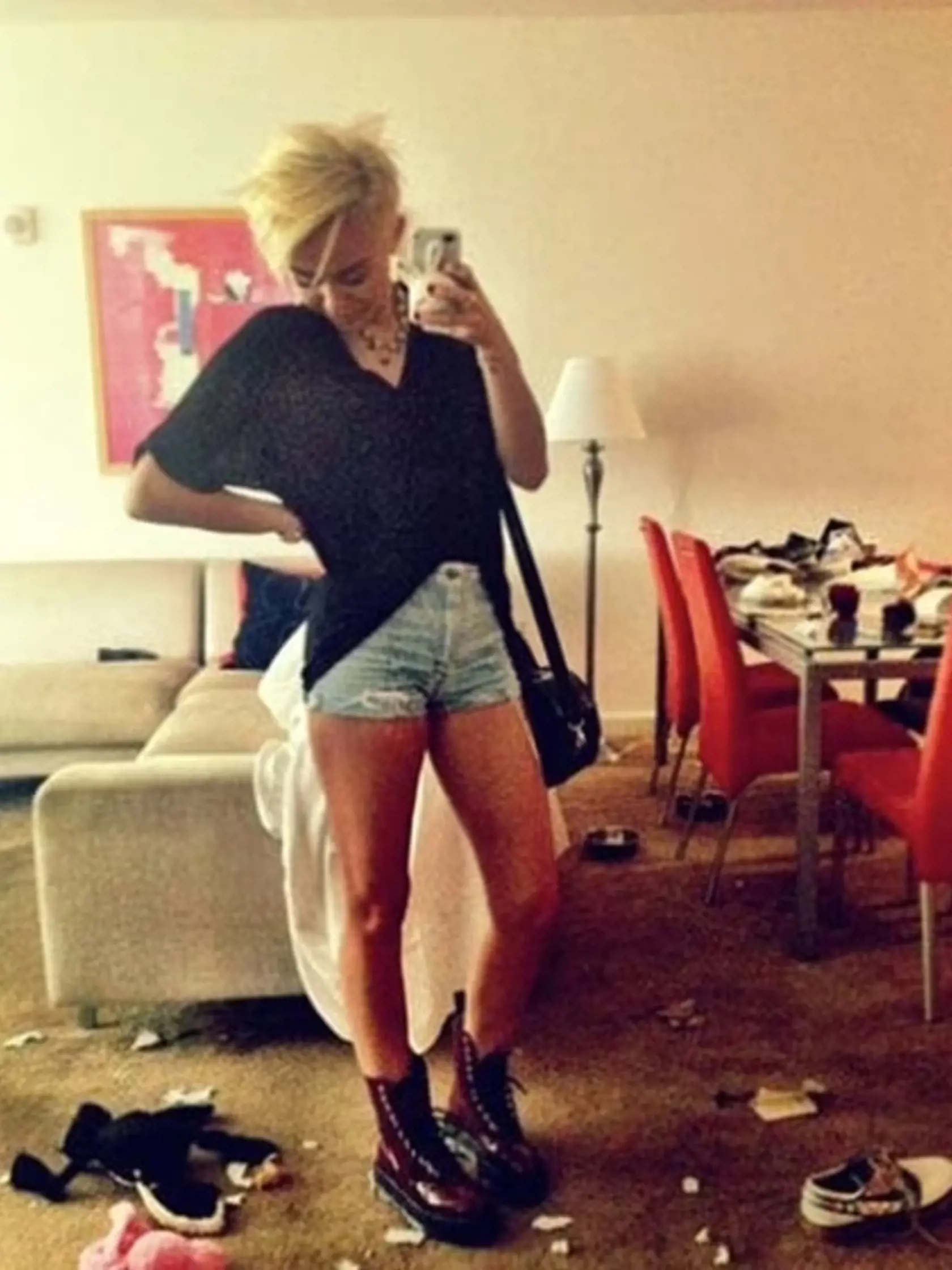 Miley Cyrus je známa najmä divokým správaním, no kedysi sa o nej písalo aj v súvislosti s neporiadkom. Hoci možno na fotke chcela predviesť nové topánky, štíhle nohy či účes, v konečnom dôsledku všetkých najviac zaujal všadeprítomný bordel.