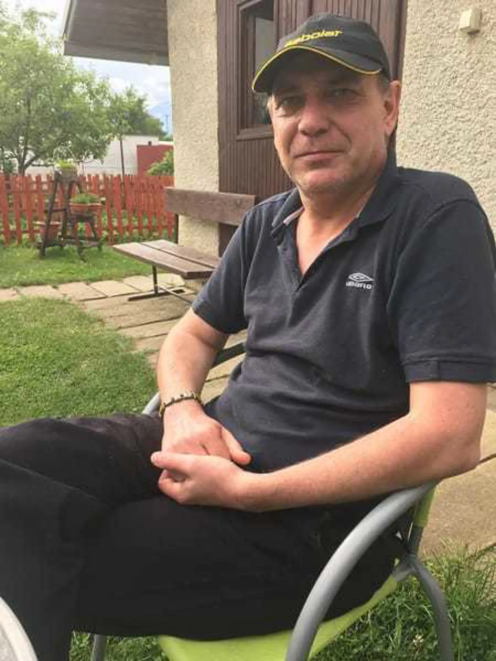Jozef Andrej na dvore rodičovského domu, kam viedli jeho kroky po opustení vyšetrovacej väzby. 