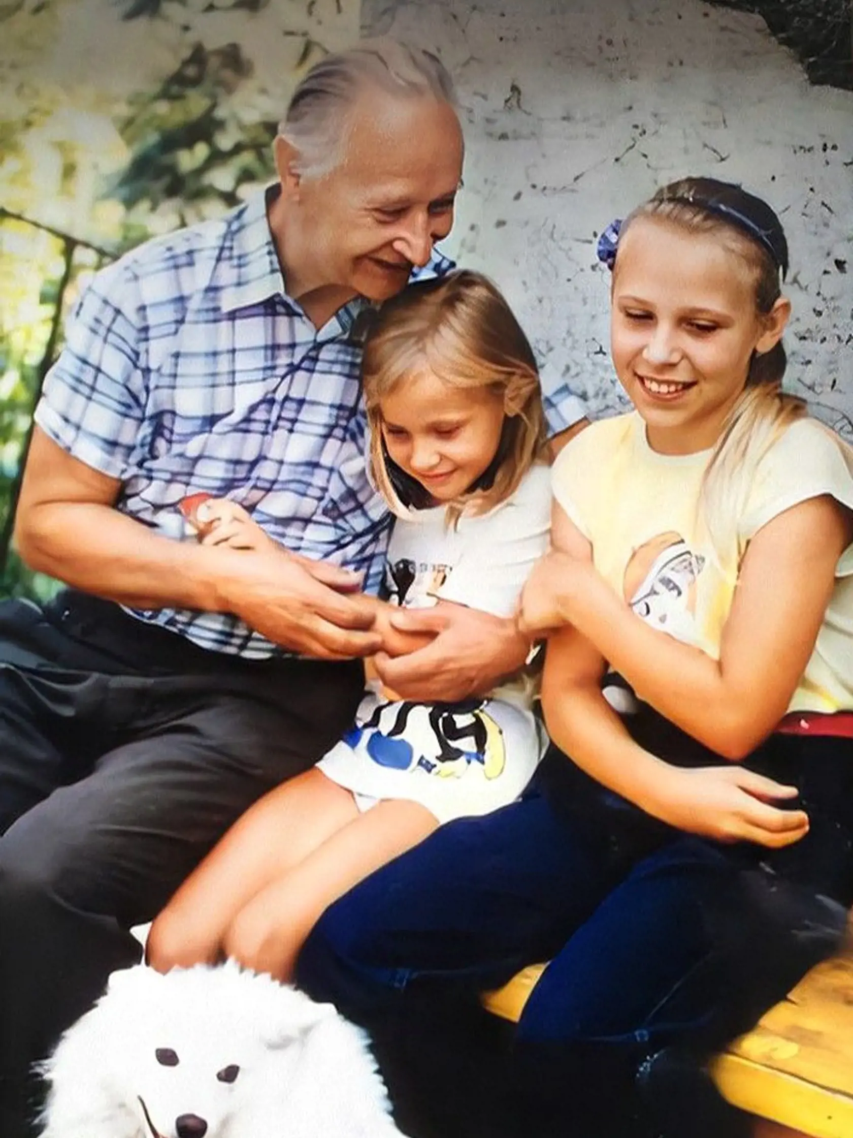 Alexander Dubček na zábere s vnučkami Jankou a Evkou.