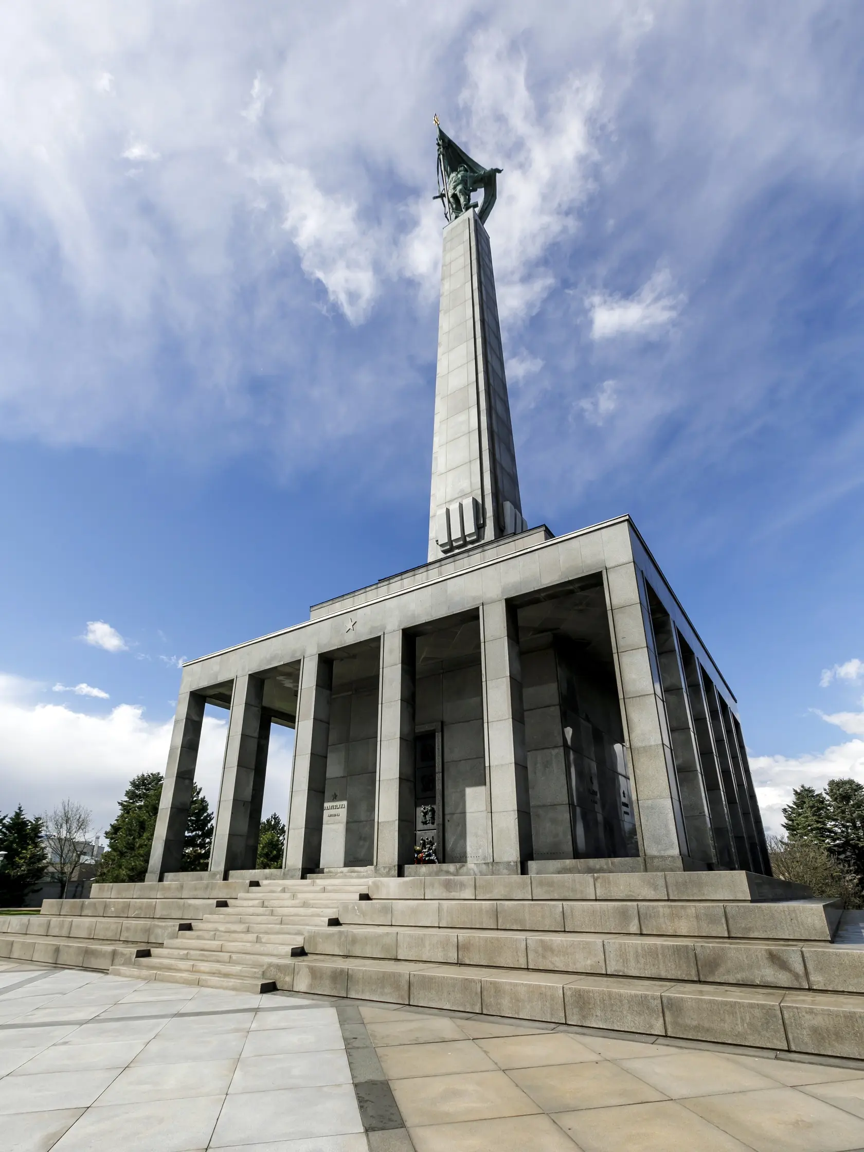 Na snímke jedna z hlavných dominánt Bratislavy - vojnový pamätník Slavín. Pamätník Slavín je najväčším vojnovým pamätníkom v strednej Európe. V Bratislave, 31. marca 2025.