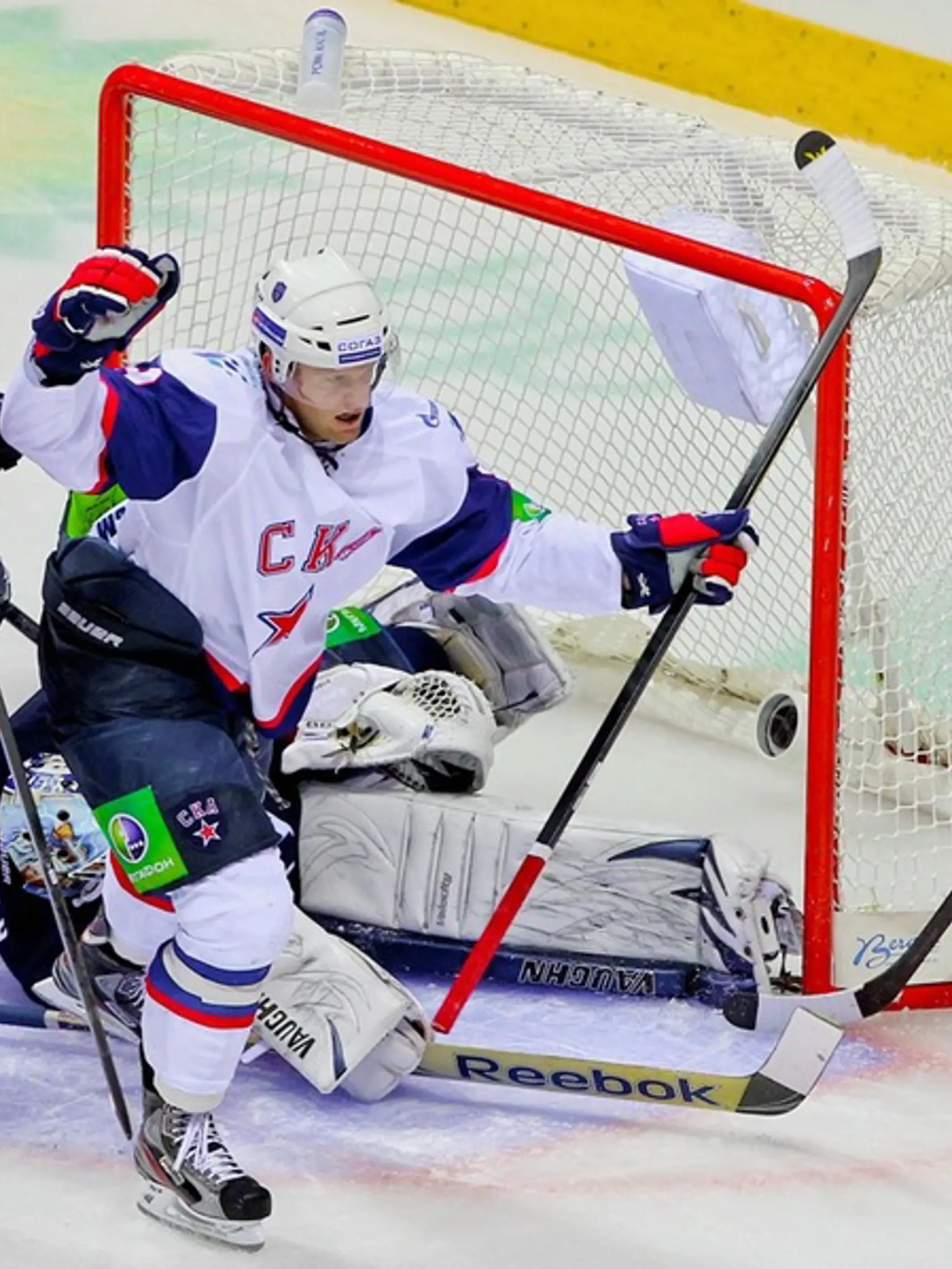 Radosť Tonyho Maartenssona (SKA Petrohrad) po vyrovnávaúcom góle do siete Jaroslava Janusa (HC Slovan)
