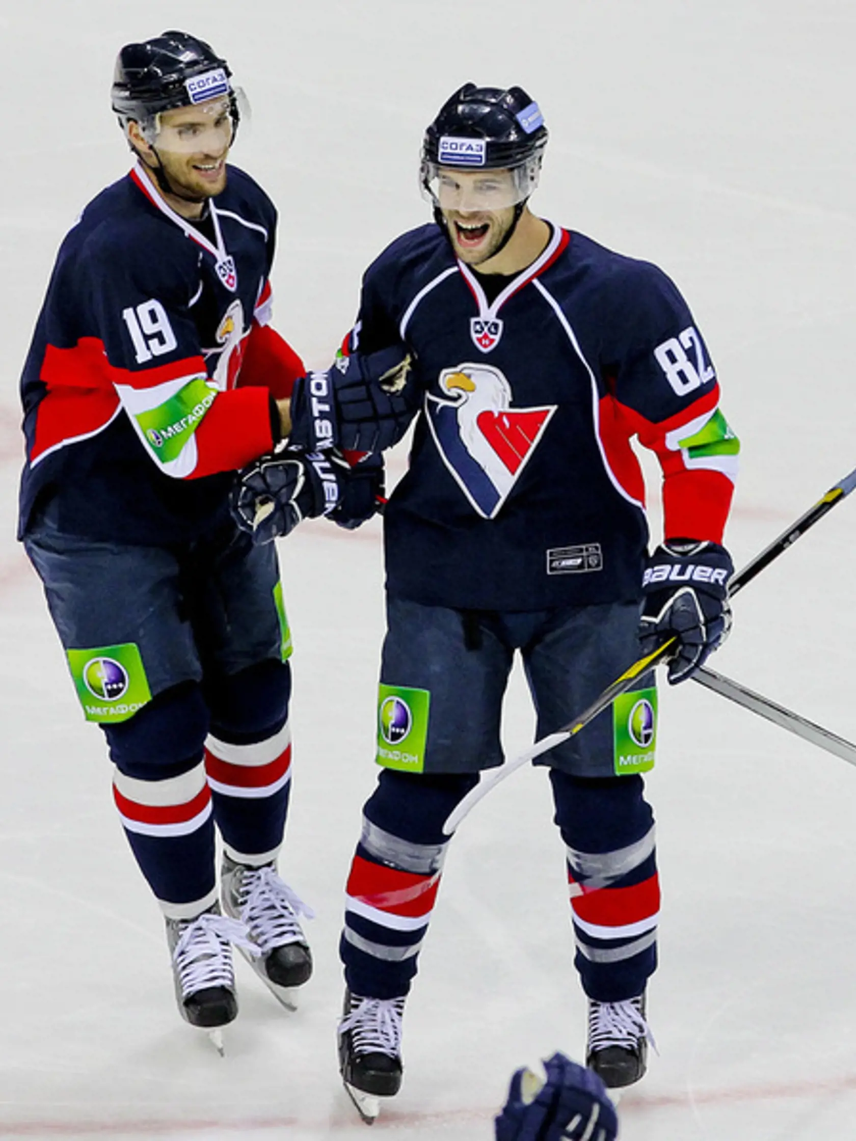 Radosť hráčov HC Slovan po strelenom úvodnom góle z hokejky Mária Bližňáka (HC Slovan)
