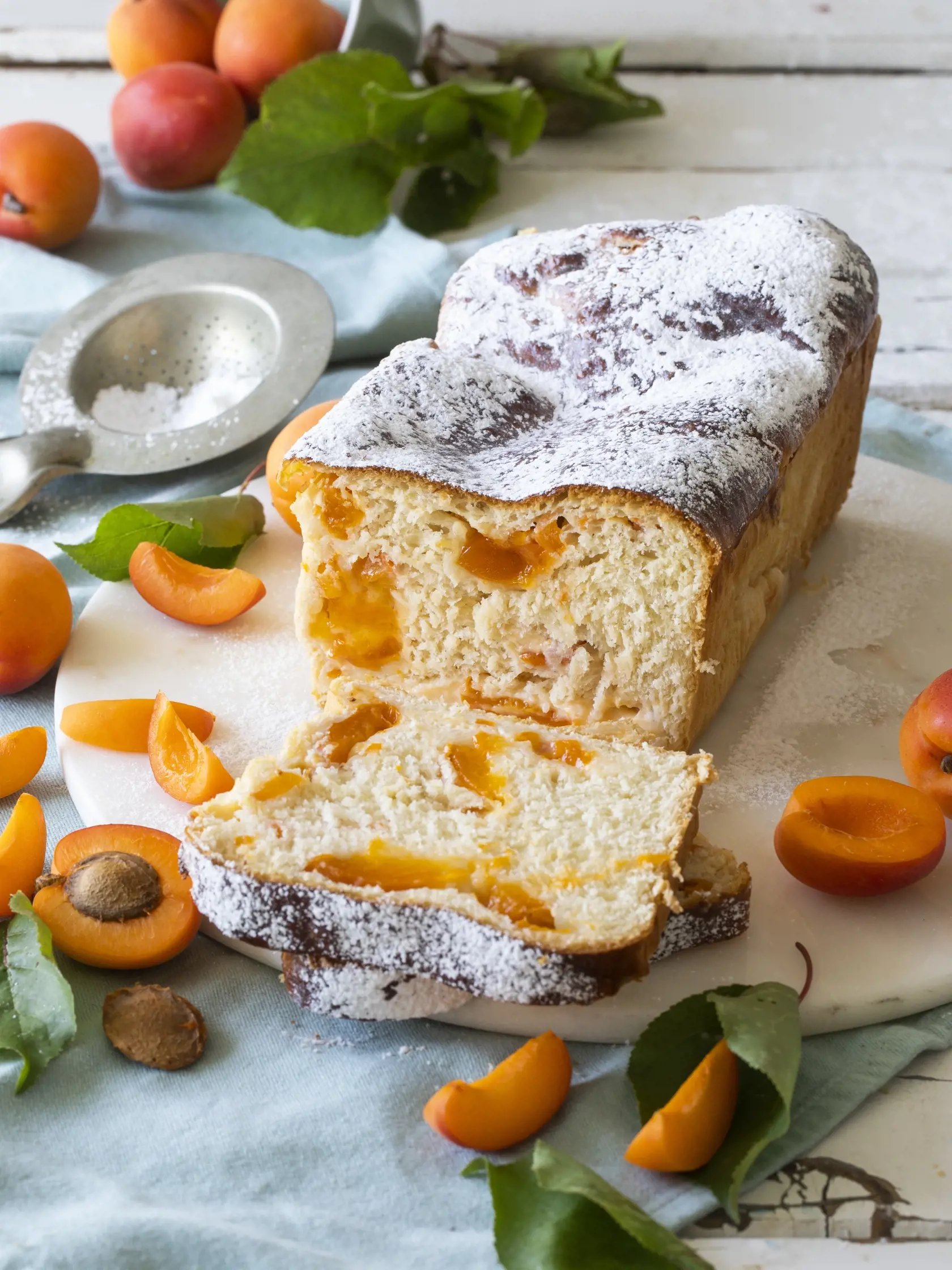 marhuľová kysnutá babka

recept:
10 PORCIÍ, PRÍPRAVA 35 MINÚT
+ KYSNUTIE, PEČENIE 45 MINÚT
Na cesto:
• 220 g hladkej múky
• 2 lyžice krupicového cukru
• 1 lyžička sušeného droždia
• štipka soli
• 1 vajce
• 80 ml vlažného mlieka
• 40 g masla izbovej teploty
• 1 vajce na potrenie
Na marhuľovú náplň:
• 300 g čerstvých
očistených marhúľ
• 3 lyžice cukru
• šťava z polovice
citróna
Na tvarohovú náplň:
• 200 g tučného
hrudkovitého tvarohu
• 2-3 lyžice cukru
• 1 žĺtok
• 1 lyžička kukuričného škrobu
• 