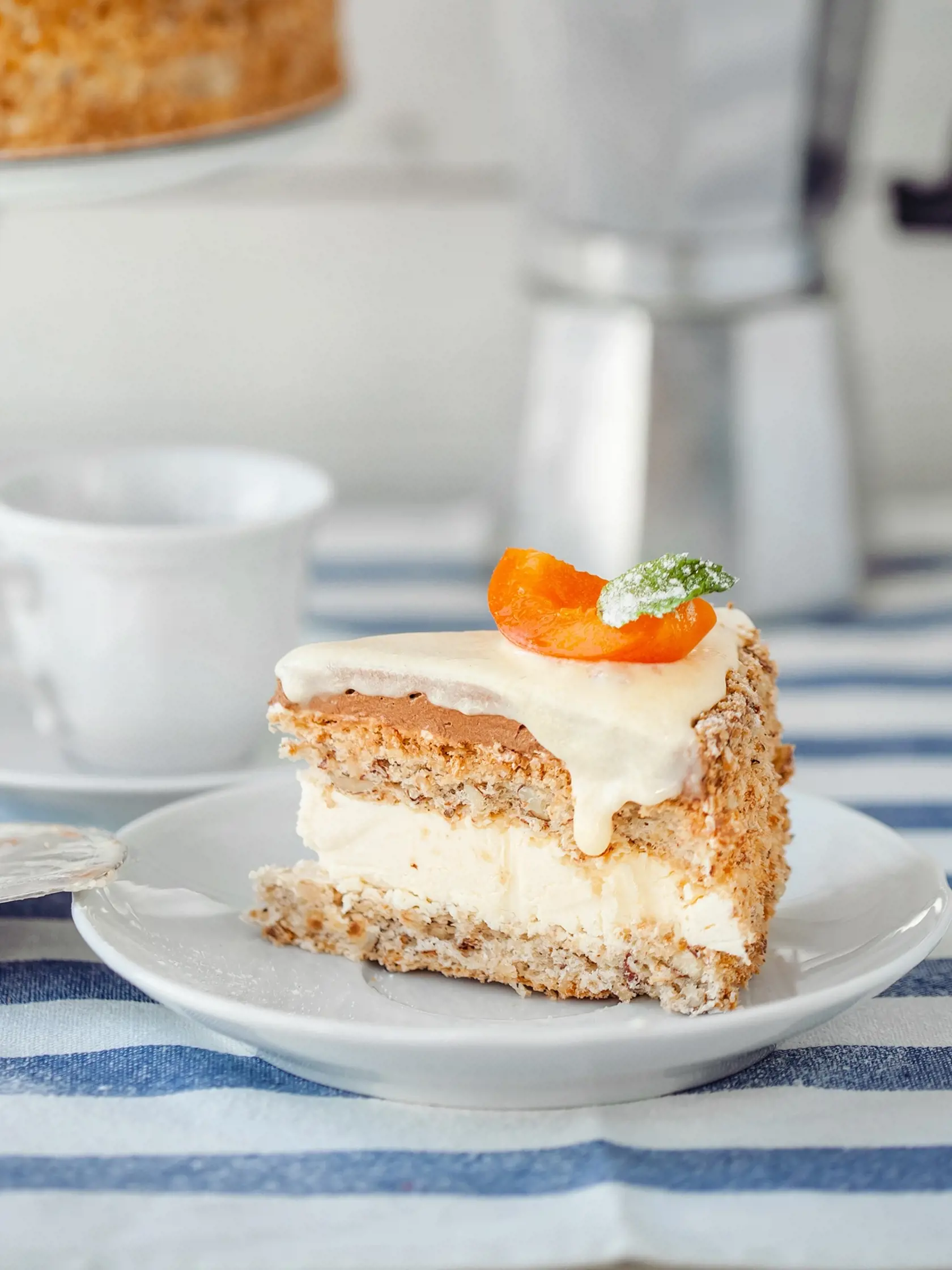 Orechová torta s marhuľovým krémom