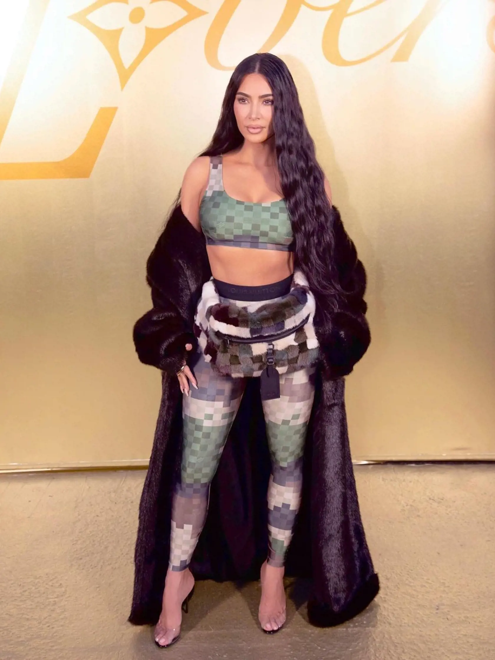Kim Kardashian na prehliadke LOUIS VUITTON počas parížskeho týždňa módy.