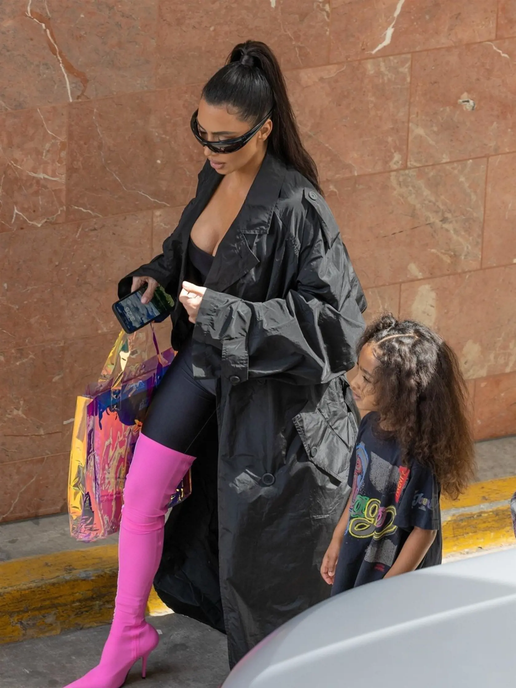Kim a Khloé s dcérami si nenechali ujsť výstavu World of Barbie v Santa Monice. Ako sestrám pristane barbínovské oblečenie?