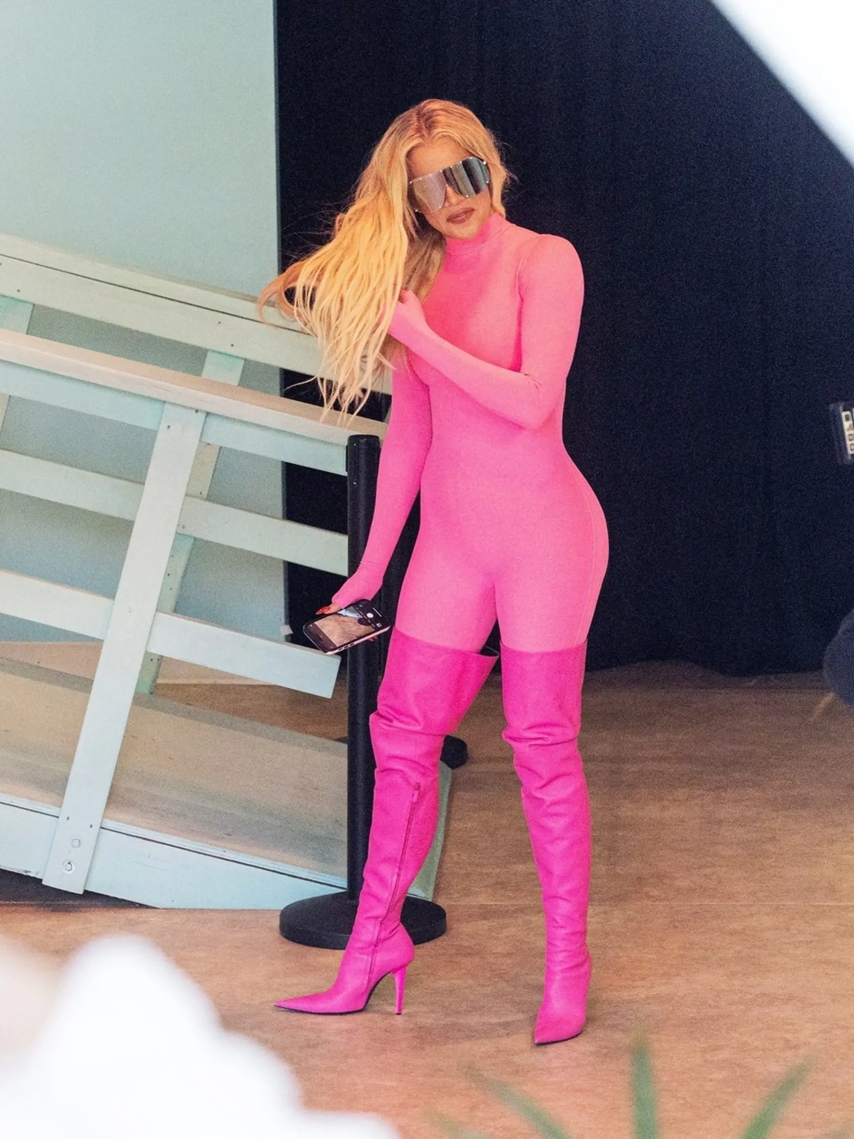Kim a Khloé s dcérami si nenechali ujsť výstavu World of Barbie v Santa Monice. Ako sestrám pristane barbínovské oblečenie?