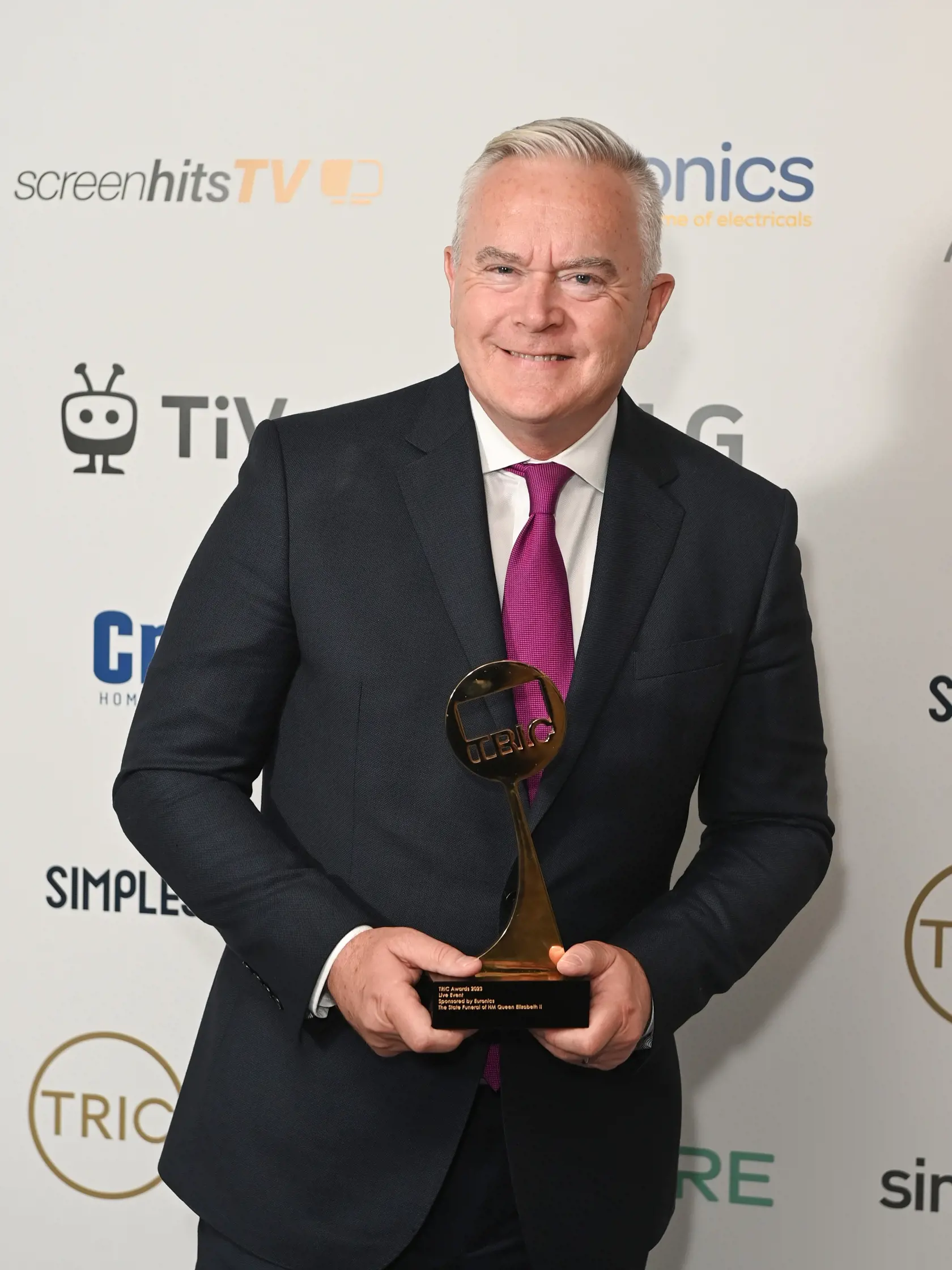 Moderátorom britskej stanice BBC, ktorý údajne zaplatil tínedžerovi za sexuálne explicitné fotky, je Huw Edwards. V stredu o tom informovala jeho manželka Vicky Flindová.