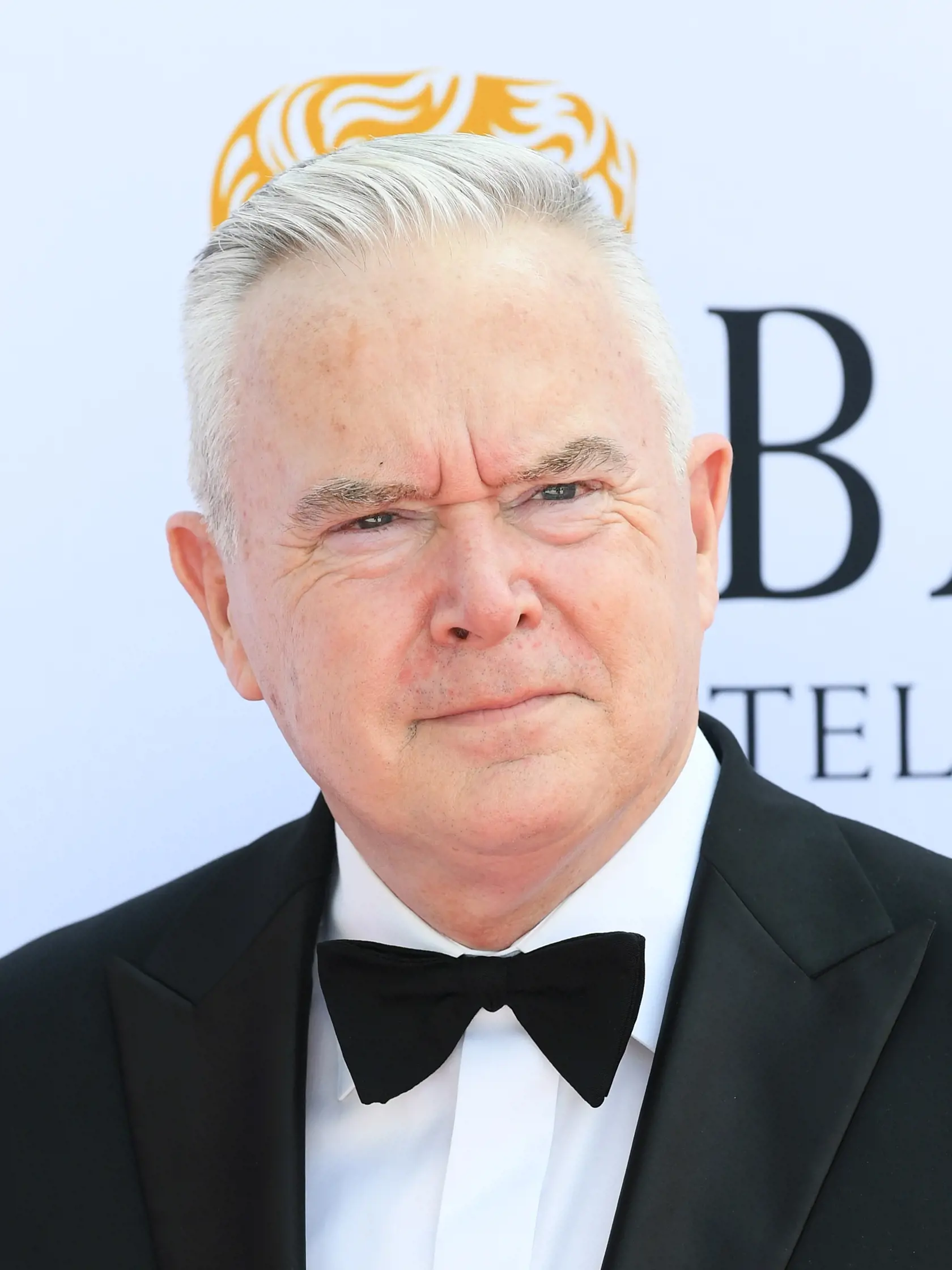Moderátorom britskej stanice BBC, ktorý údajne zaplatil tínedžerovi za sexuálne explicitné fotky, je Huw Edwards. V stredu o tom informovala jeho manželka Vicky Flindová.