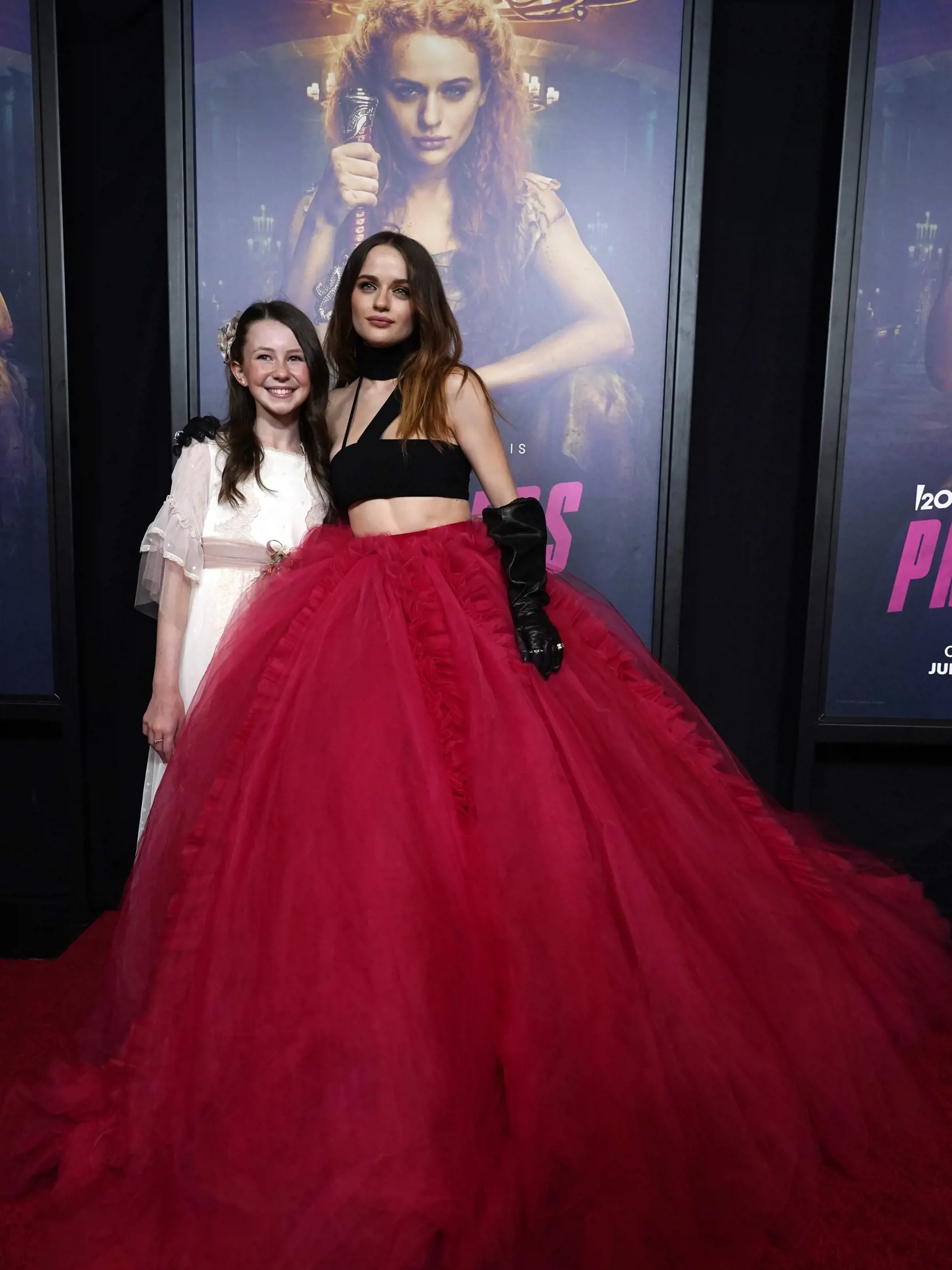 EBE 11 Los Angeles - Na snímke sprava americká herečka Joey Kingová (vo filme havná postava princeznej) a jej kolegyňa Katelyn Rose Downeyová pózujú fotografom počas príchodu na premiéru amerického fantasy akčného filmu The Princess (Princezná) v kine Hollywood Legion Theater v americkom Los Angeles v noci na 17. júna 2022. FOTO TASR/AP


Katelyn Rose Downey, left, and Joey King, cast members in "The Princess," pose together at the premiere of the Hulu film, Thursday, June 16, 2022, at the Holly