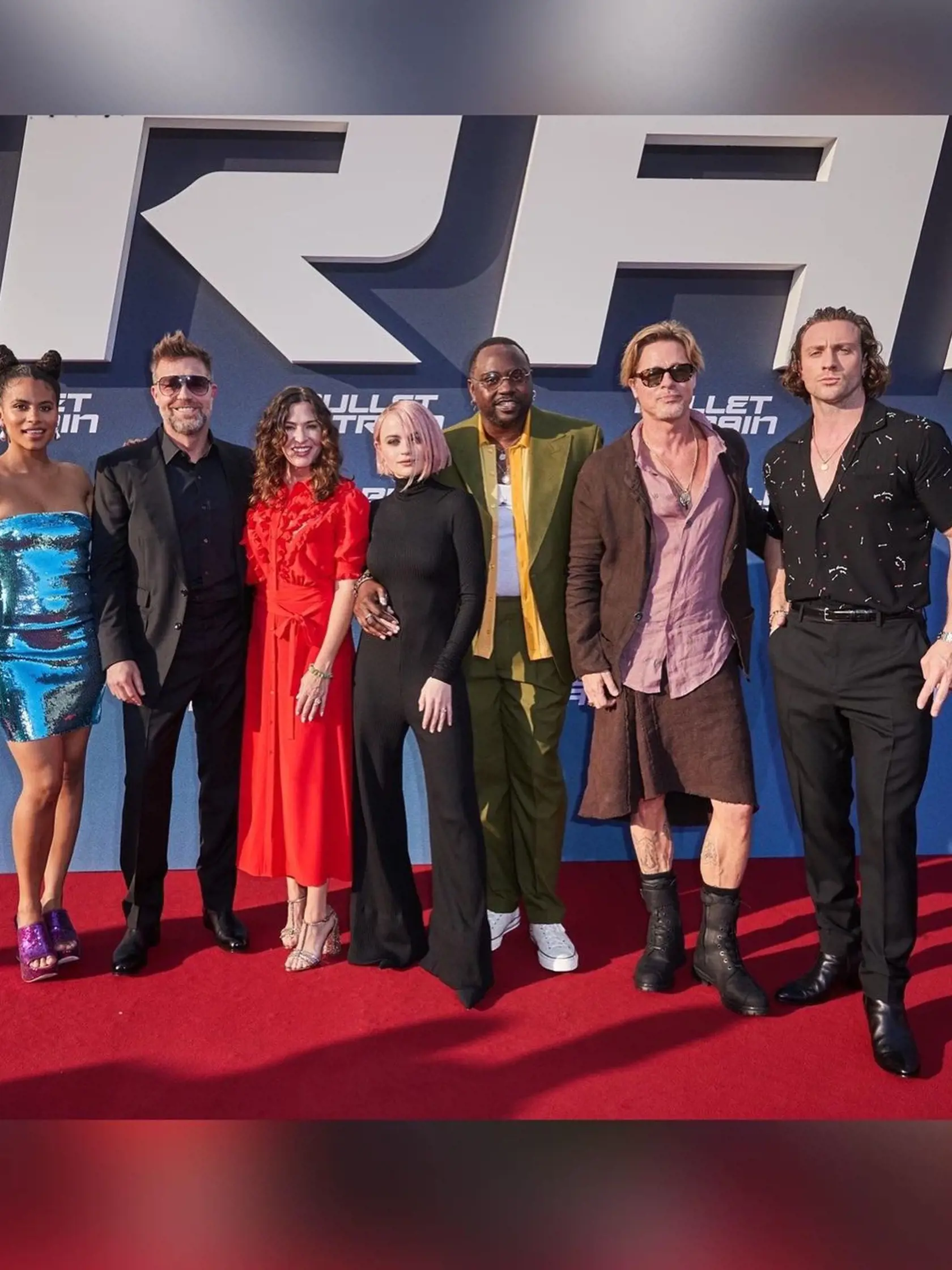 Na každej premiére filmu Bullet Train po svetových metropolách má Joey iné vlasy. Tu má ružové, zladené s outfitom Brada Pitta.