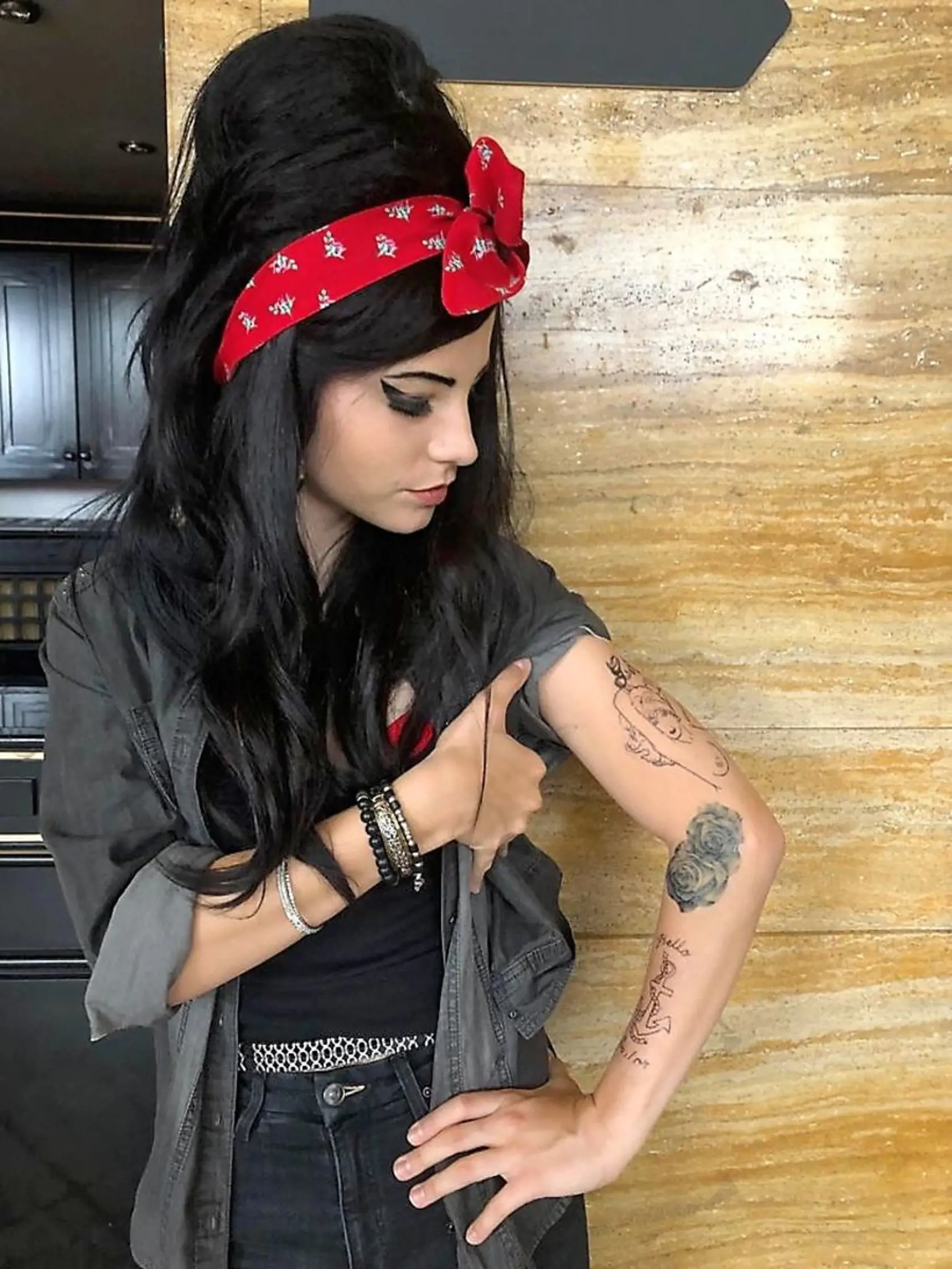 V upútavke na šou  Tvoja tvár znie povedome sa predviedla ako Amy Winehouse.
