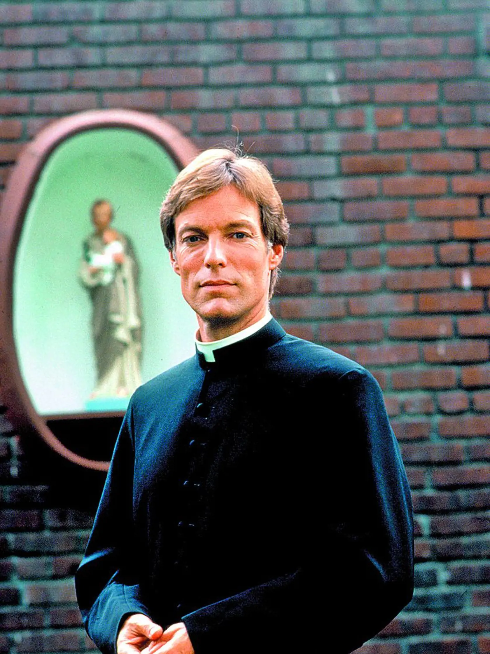 Richard Chamberlain (89) dlho tajil, že je homosexuál. Až neskôr vyšiel najavo jeho krátky vzťah s Wesleym Eurem. V roku 1977 sa zoznámil s o 20 rokov mladším hercom Martinom Rabbettom, s ktorým žil do roku 2010. O svojej orientácii otvorene hovoril až v roku 2003 vo svojej autobiografii.