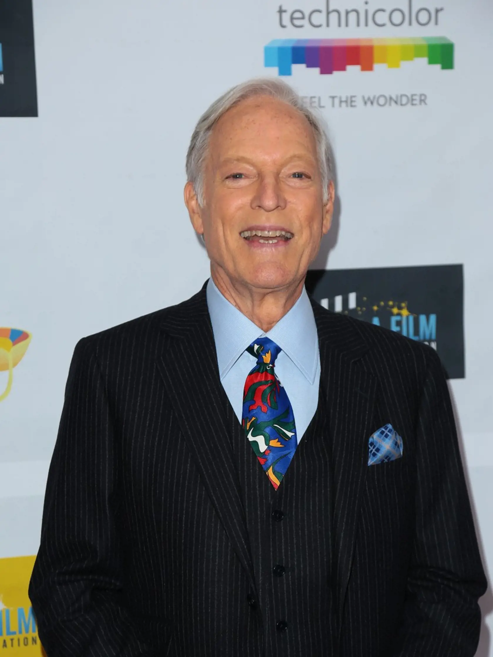 Richard Chamberlain (89) dlho tajil, že je homosexuál. Až neskôr vyšiel najavo jeho krátky vzťah s Wesleym Eurem. V roku 1977 sa zoznámil s o 20 rokov mladším hercom Martinom Rabbettom, s ktorým žil do roku 2010. O svojej orientácii otvorene hovoril až v roku 2003 vo svojej autobiografii.