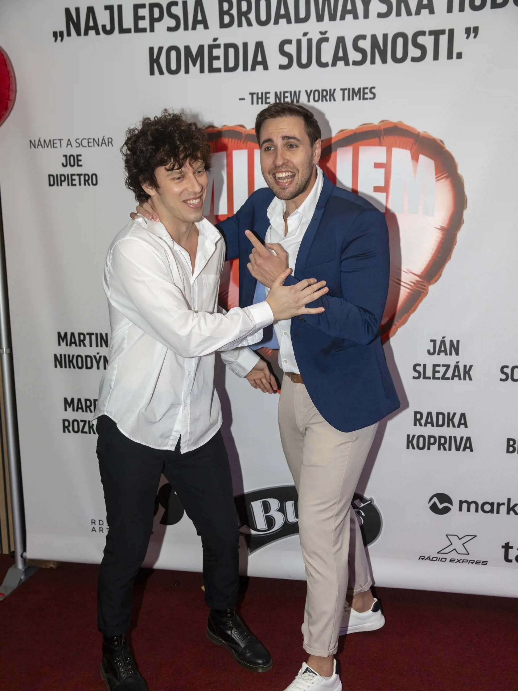 Vlado Plevčík sa nedávno zabával na divadelnej premiére. Spoločnosť mu robil kamarát a kolega Patrik Vyskočil.