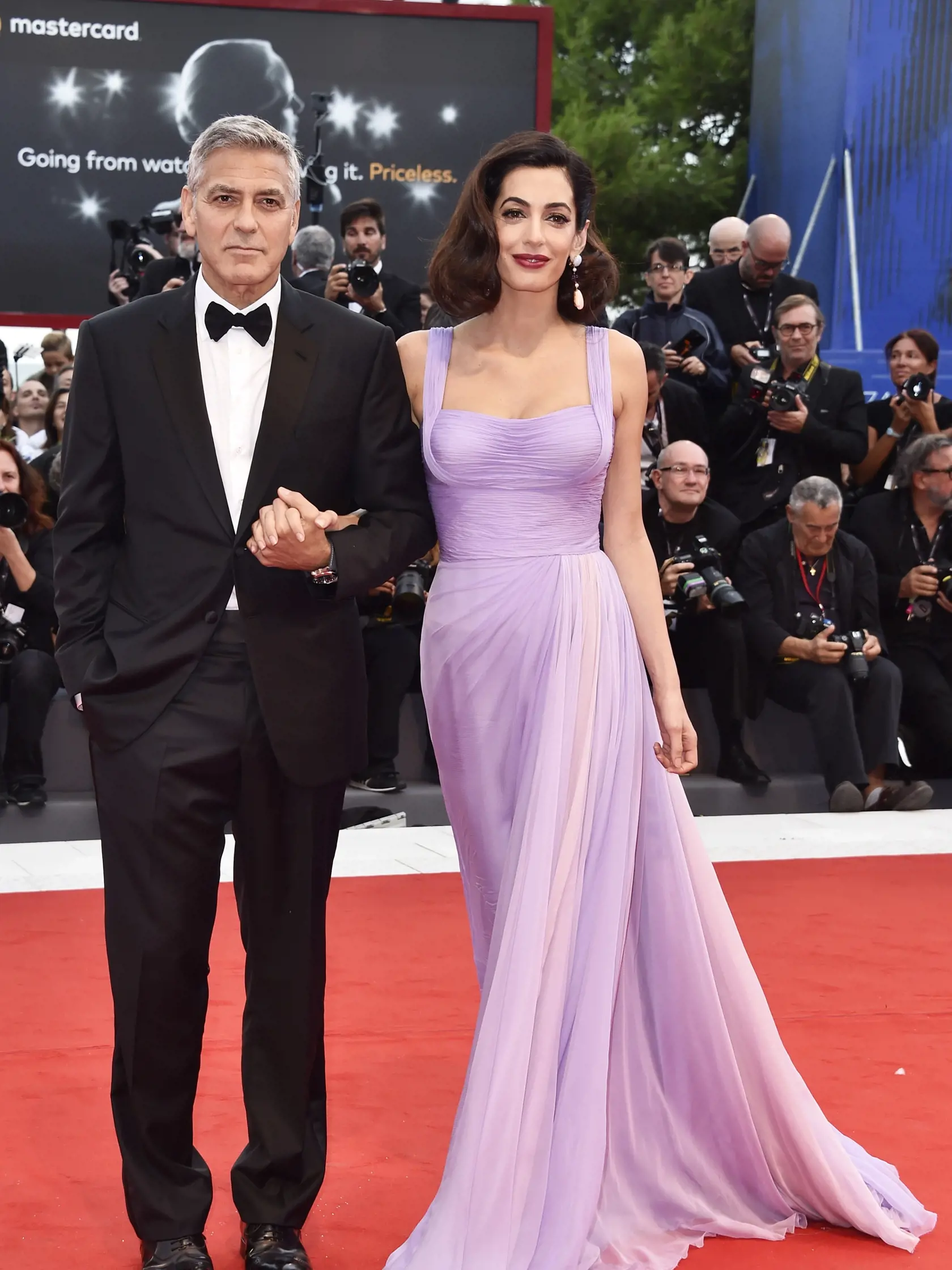 VENICE, ITALY - SEPTEMBER 02:  George Clooney and Amal Clooney walk the red carpet ahead of the 'Suburbicon' screening during the 74th Venice Film Festival at Sala Grande on September 2, 2017 in Venice, Italy.  (Photo by Pascal Le Segretain/Getty Images)