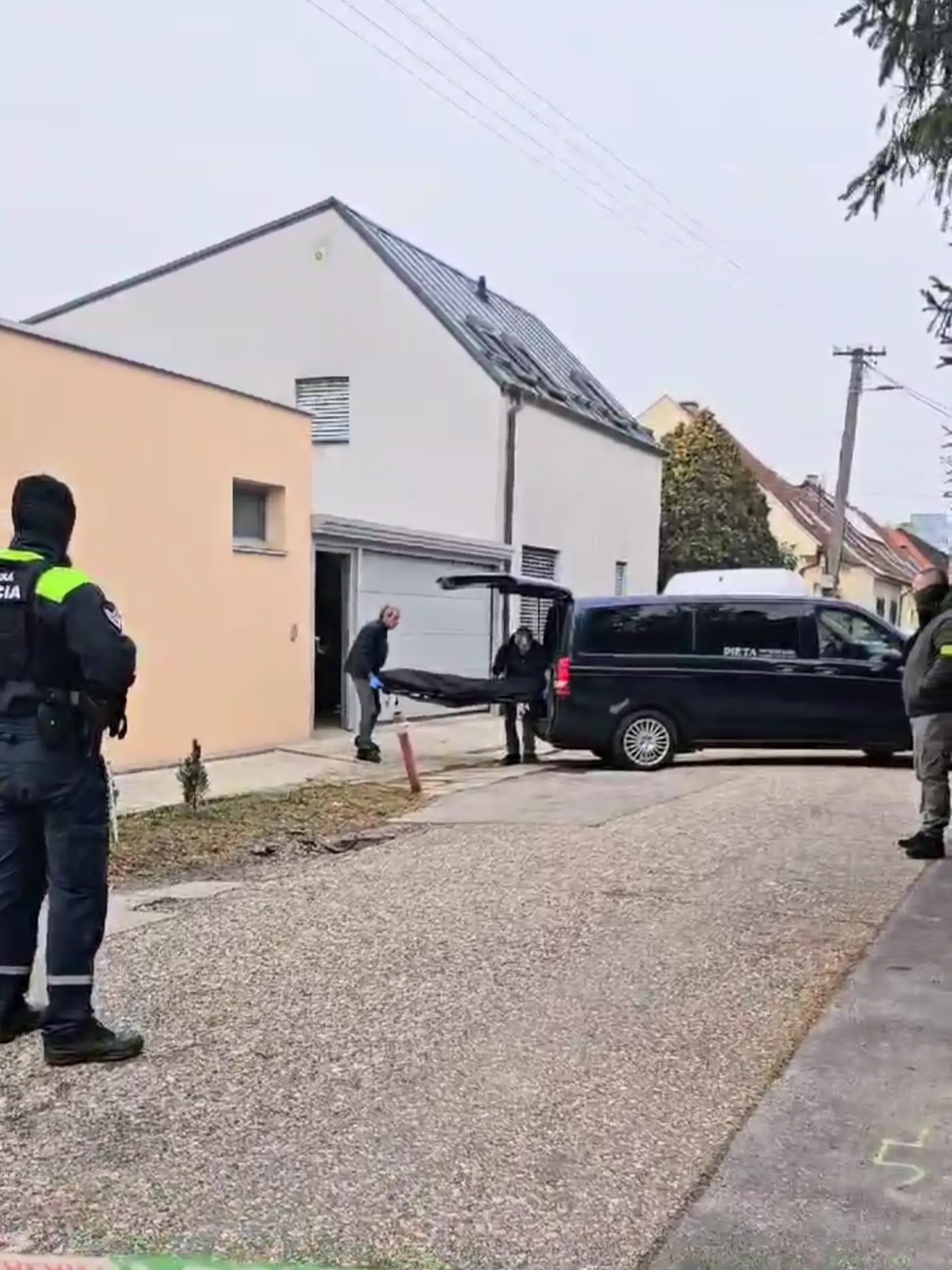 Na snímke polícia zasahuje na mieste tragédia v bratislavskom Ružinove. V jednom z rodinných domov sa našlo telo doboadnej ženy.