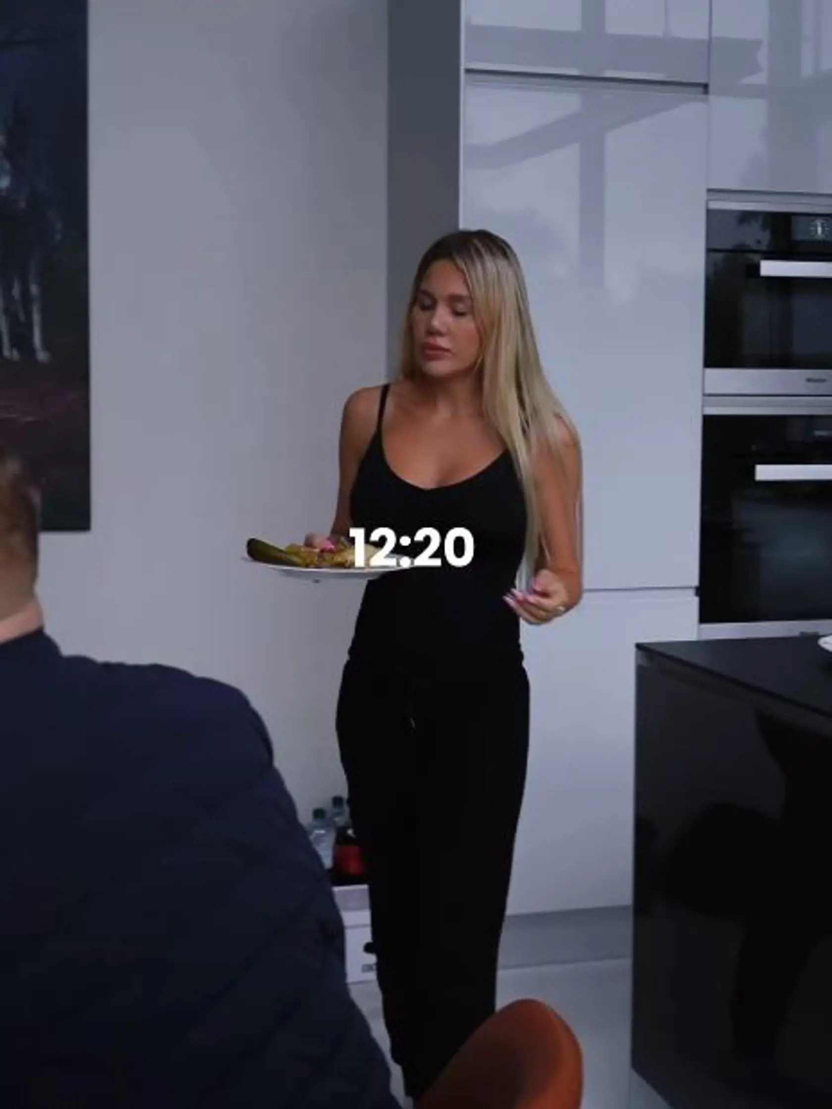 Laura Vizváryová ukázala ako s Borisom žijú v jednej domácnosti. Ustlala posteľ v spálni a pripravila obed v jeho kuchyni.
