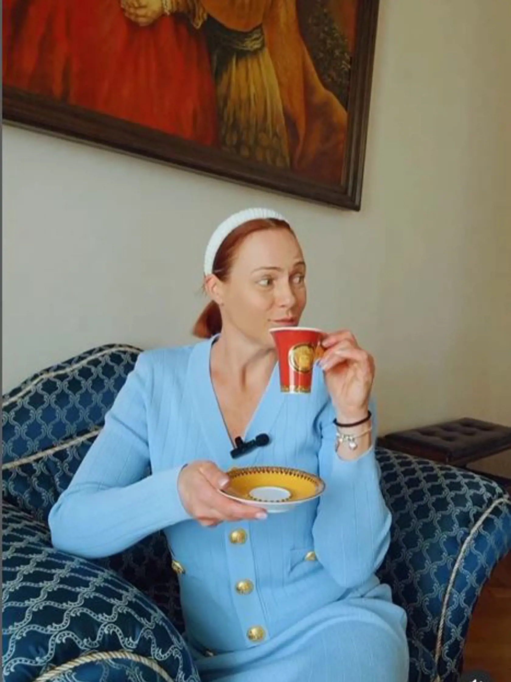 Adriana Poláková sa zahrala na hradnú pani. Takto si vychutnáva kávu vo svojom kaštieli.
