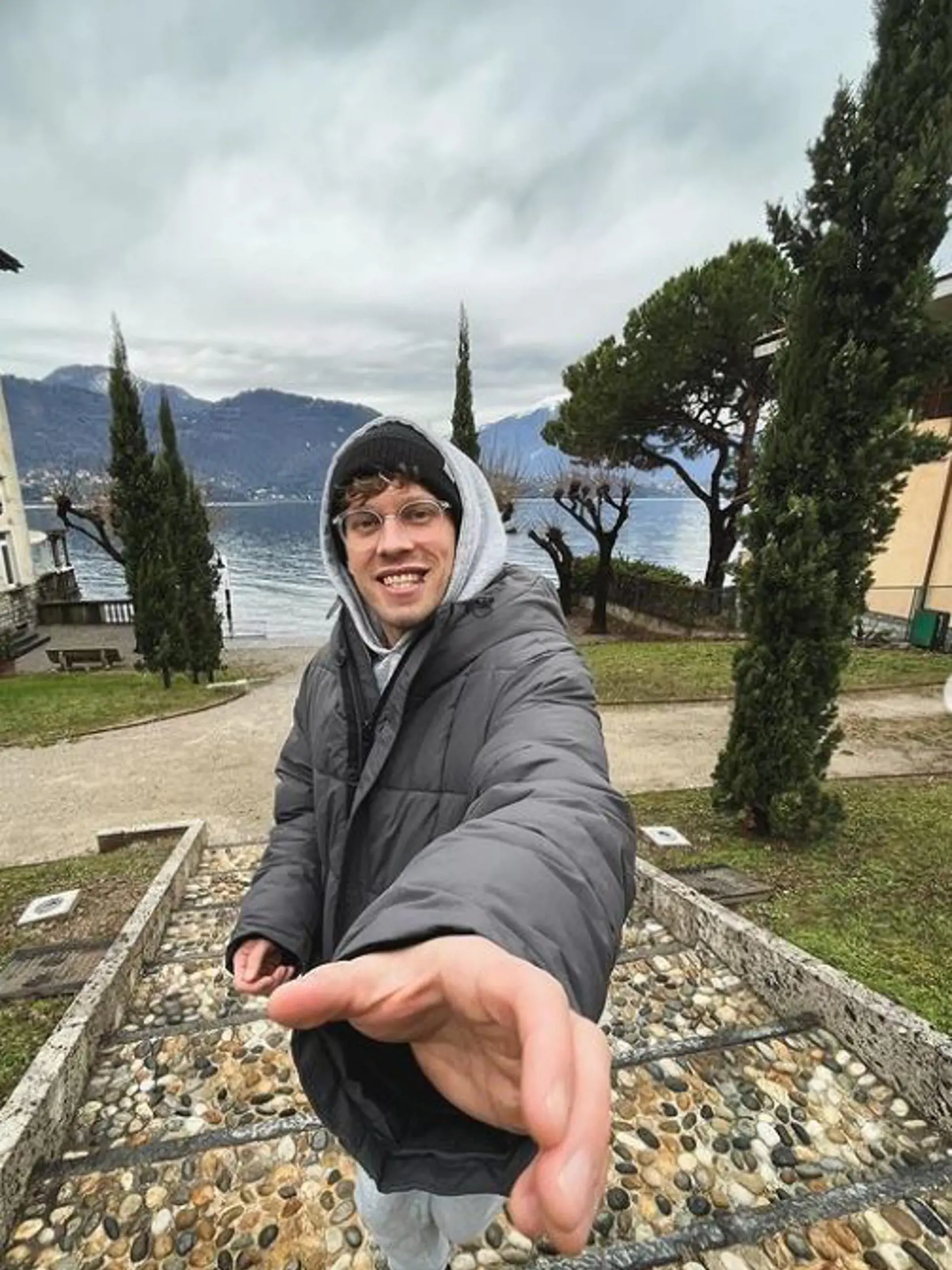 Vlado Plevčík a Petra Dubayová veľa cestovali, v januári boli spolu v Taliansku. Na snímke Lago Como.