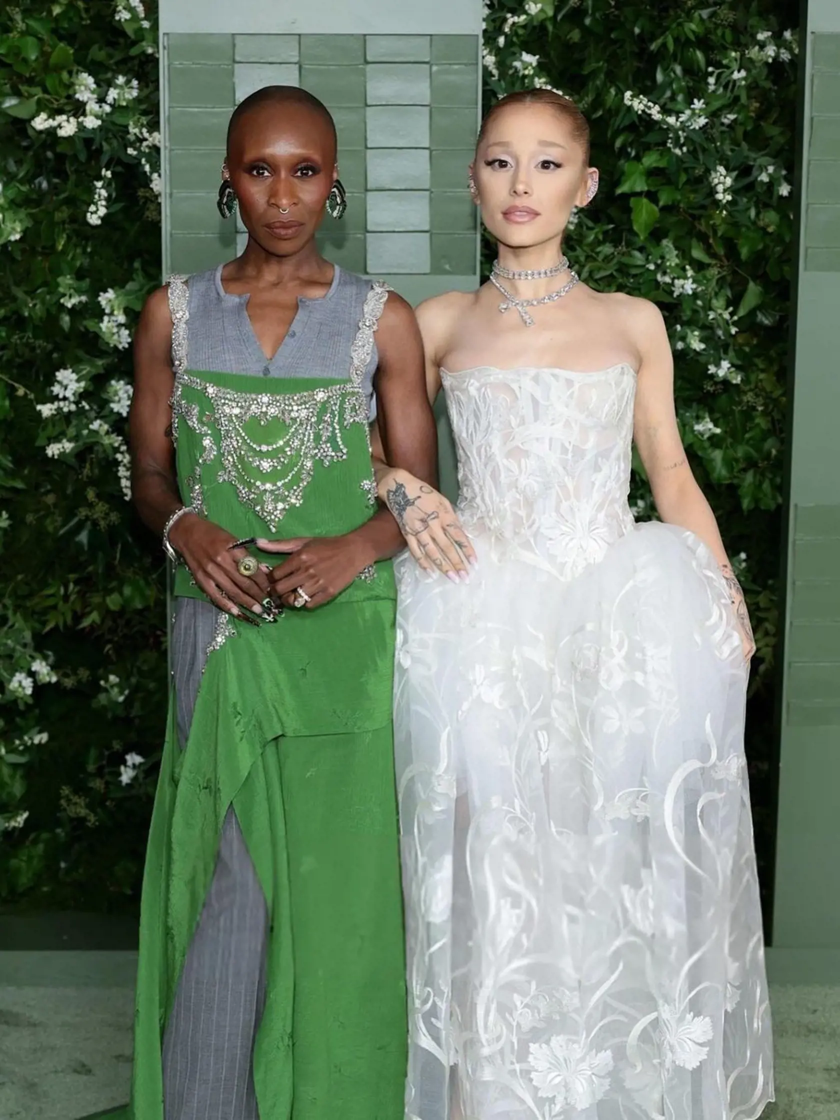 Ariana Grande v šatách od Vivienne Westwood. Nedá sa nevšimnúť jej extrémne vychudnutá postava.