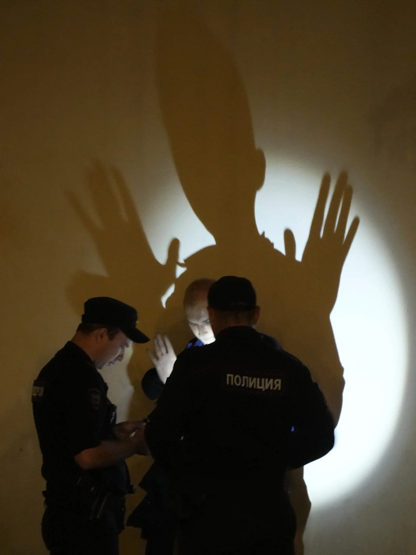 Policajti kontrolujú mužovi dokumenty v centre Moskvy v nedeľu 25. júna 2023. Moskva zrušila v pondelok 26. júna bezpečnostné opatrenia, ktoré v ruskej metropole zaviedli cez víkend v súvislosti s neúspešným pokusom o vzburu zo strany vodcu ruskej žoldnierskej Vagnerovej skupiny Jevgenija Prigožina, uviedli tamojší predstavitelia. TASR informuje na základe správy agentúry AFP.