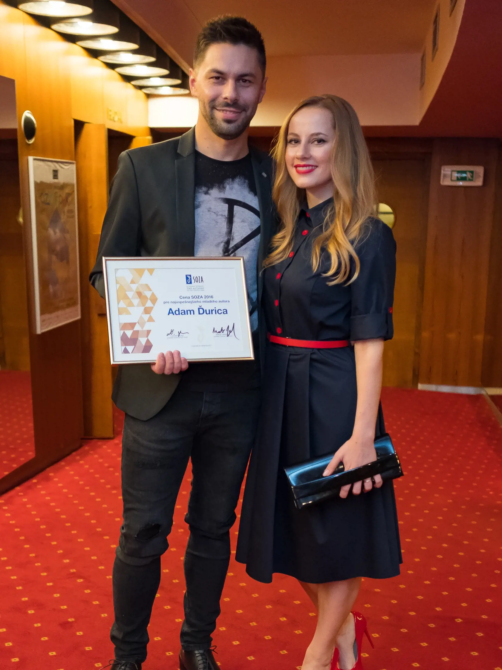 Odovzdávanie cien SOZA za rok 2016 v mestskom divadle P. O. Hviezdoslava. Na snínke je spevák Adam Ďurica s manželkou Kristínou.