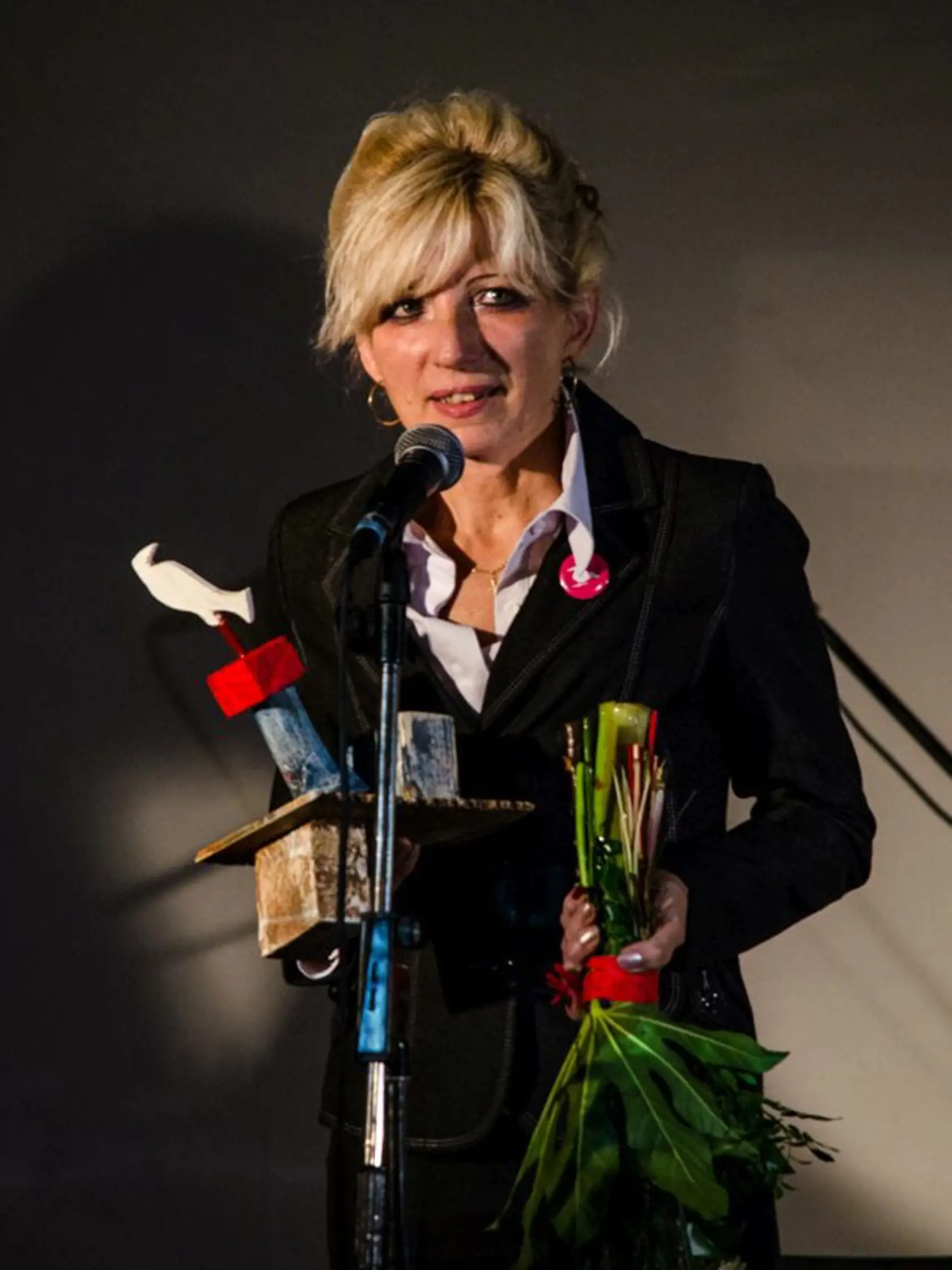 Tohtoročnými laureátmi ocenenia Biela Vrana 2014 sa stali nitrianska detská lekárka Zuzana Pechočiaková, bývalá kontrolórka Národného lesníckeho centra Ľubica Lapinová a vydavateľ samizdatov a publicista Oleg Pastier. Ocenenia udelili aliancia Fair-play a občianske združenie Via Iuris po siedmy raz 17. novembra 2014 v Bratislave. Na snímke bývalá kontrolórka Národného lesníckeho centra Ľubica Lapinová s ocenením. FOTO TASR - Jakub Kotian