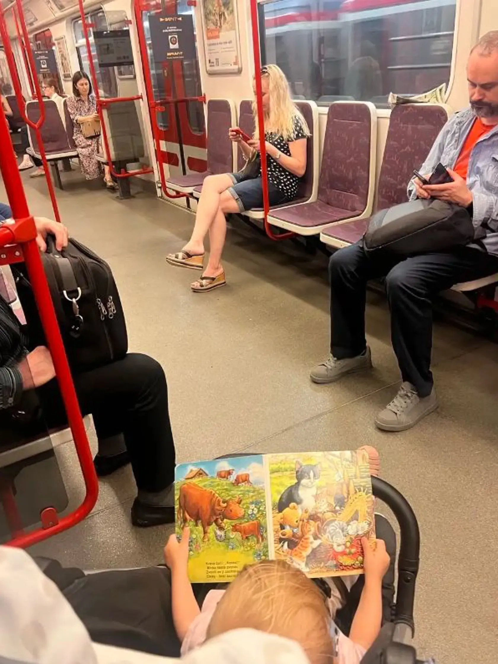 Žilková vzala svoju najmenšiu vnučku Rozárku na výlet metrom.