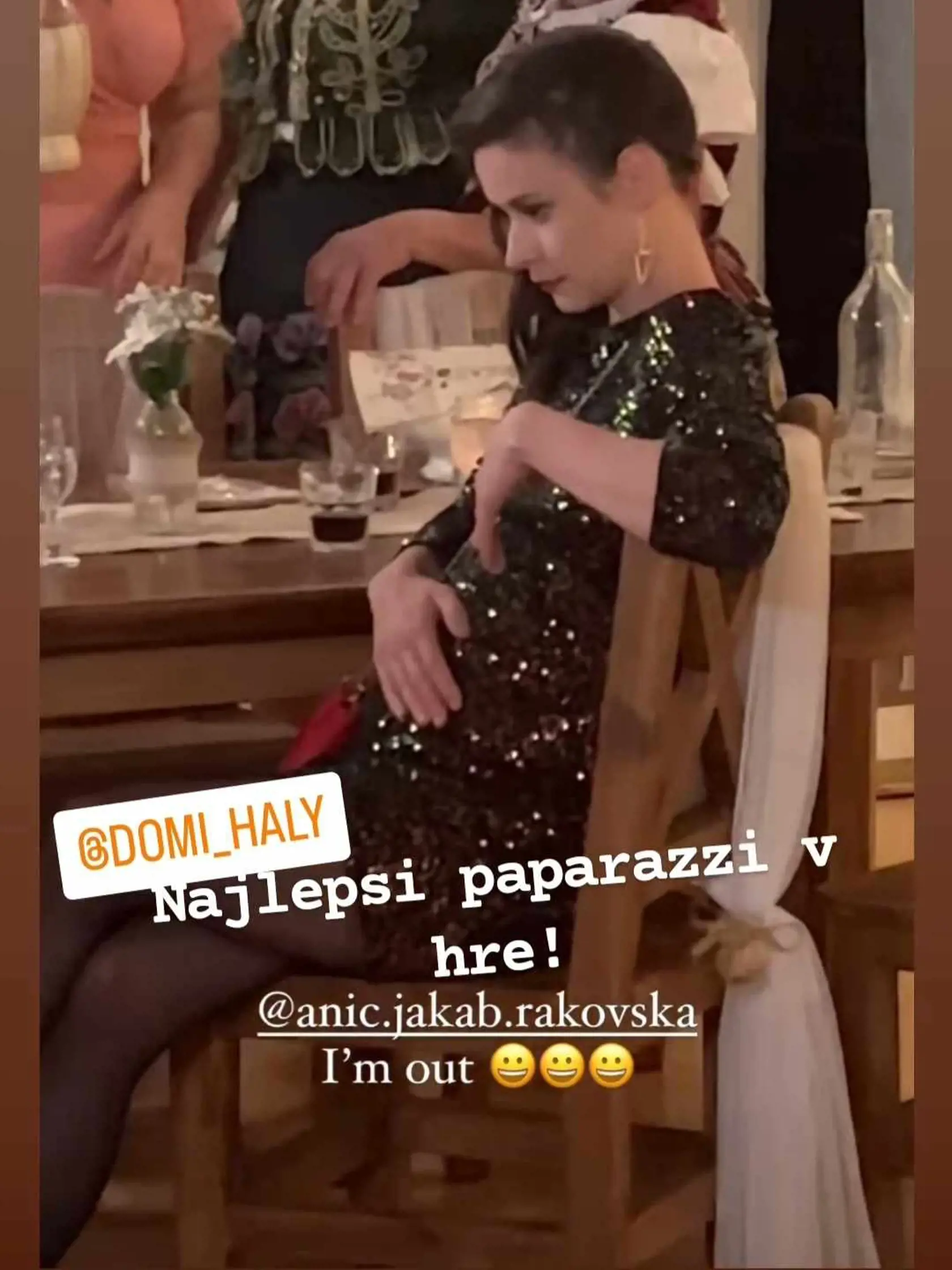 Anička s bruškom počas natáčania.