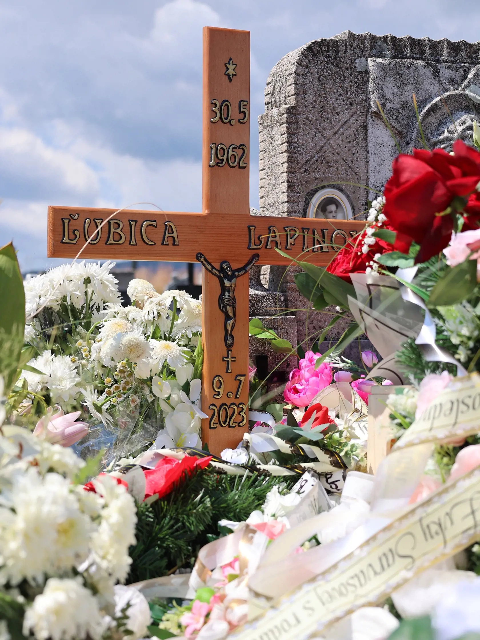Posledná rozlúčka s bojovníčkou za spravodlivosť, Ľubicou Lapinovou, prebehla v stredu (12.7.) na cintoríne v obci Podkriváň (okr. Detva) v pokojnom duchu, avšak zároveň bol celý priebeh veľmi emotívny.